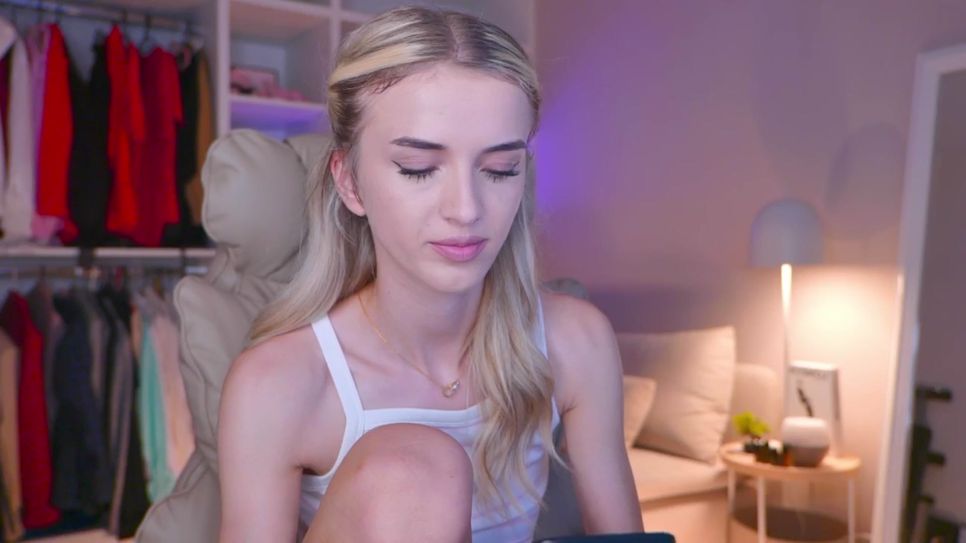 Gallery image thumbnail from YannaJeen's myfreecams stream on, 08/08/2025, 20:17 image 14 of 20