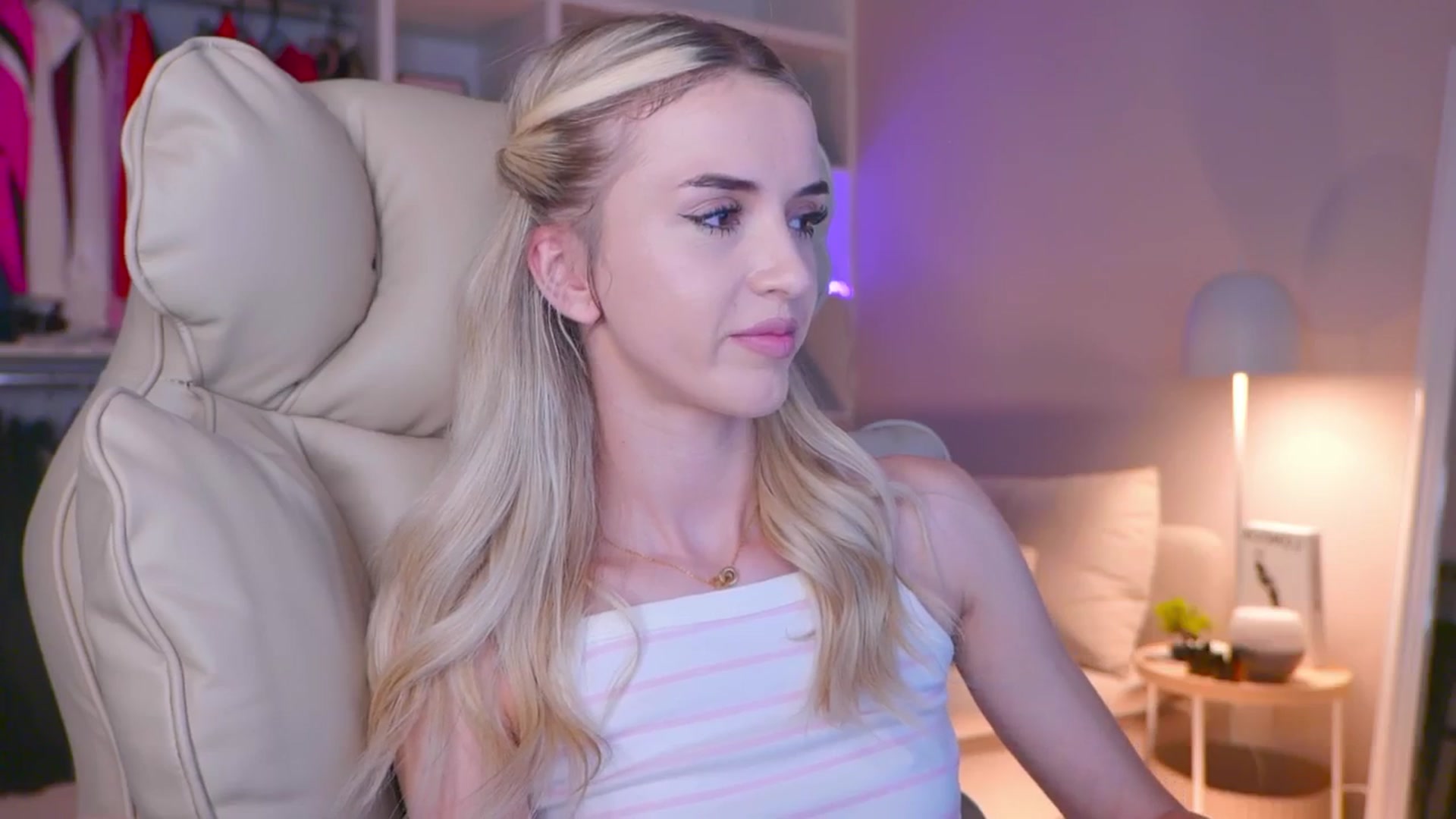 Gallery image thumbnail from YannaJeen's myfreecams stream on, 08/08/2025, 20:17 image 18 of 20