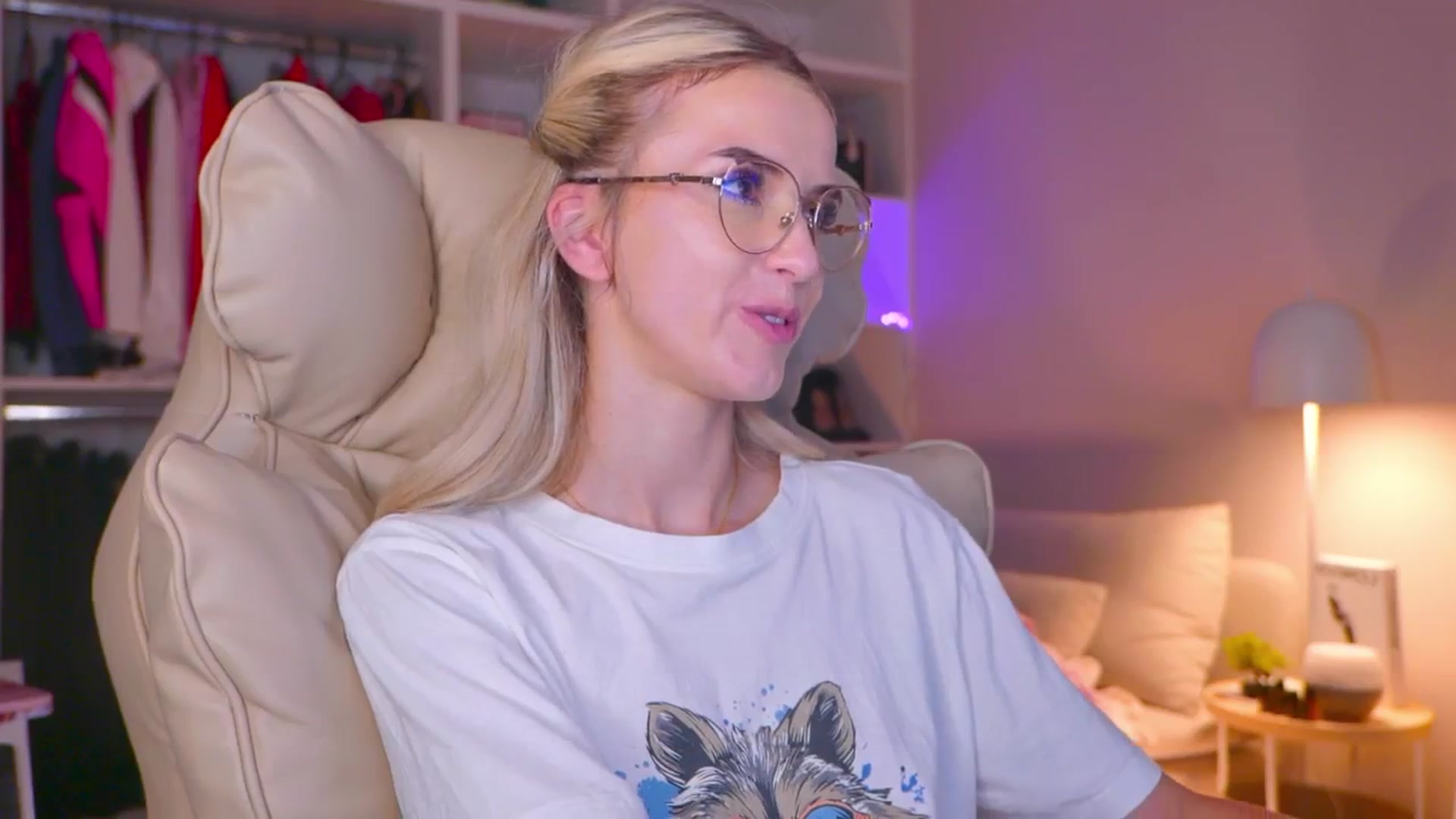 Gallery image thumbnail from YannaJeen's myfreecams stream on, 08/09/2025, 24:02 image 18 of 20