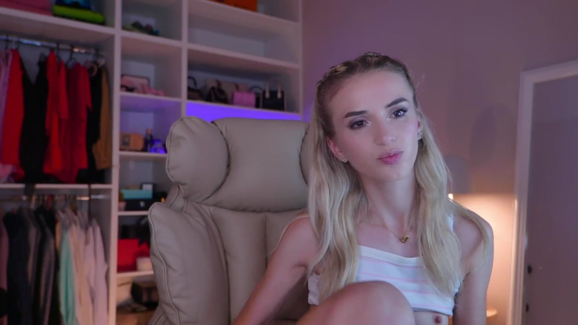 Gallery image thumbnail from YannaJeen's myfreecams stream on, 08/09/2025, 21:28 image 17 of 20