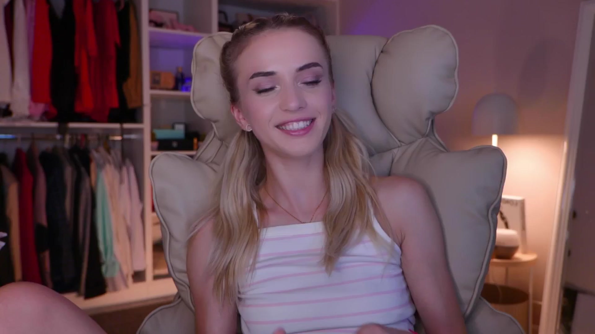 Gallery image thumbnail from YannaJeen's myfreecams stream on, 08/09/2025, 23:09 image 4 of 20
