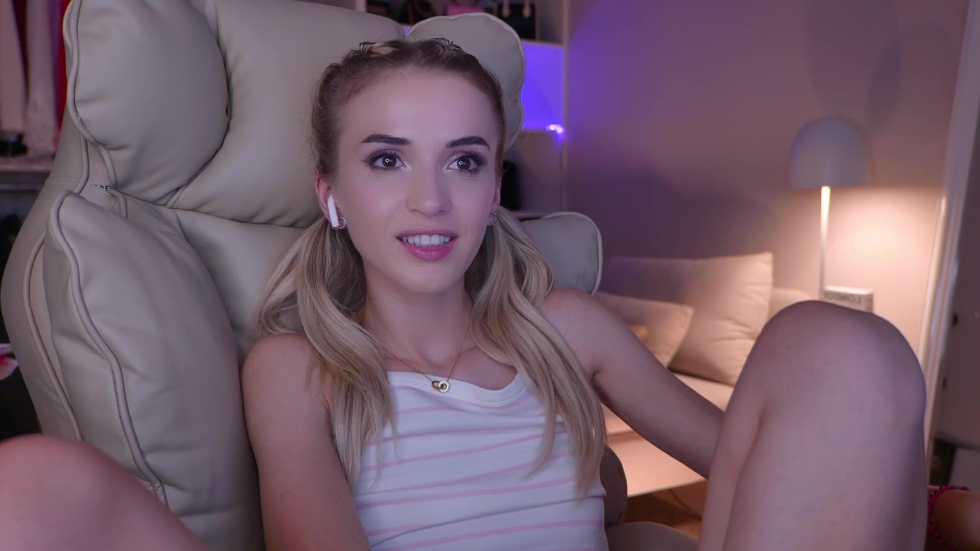 Gallery image thumbnail from YannaJeen's myfreecams stream on, 08/09/2025, 23:09 image 11 of 20