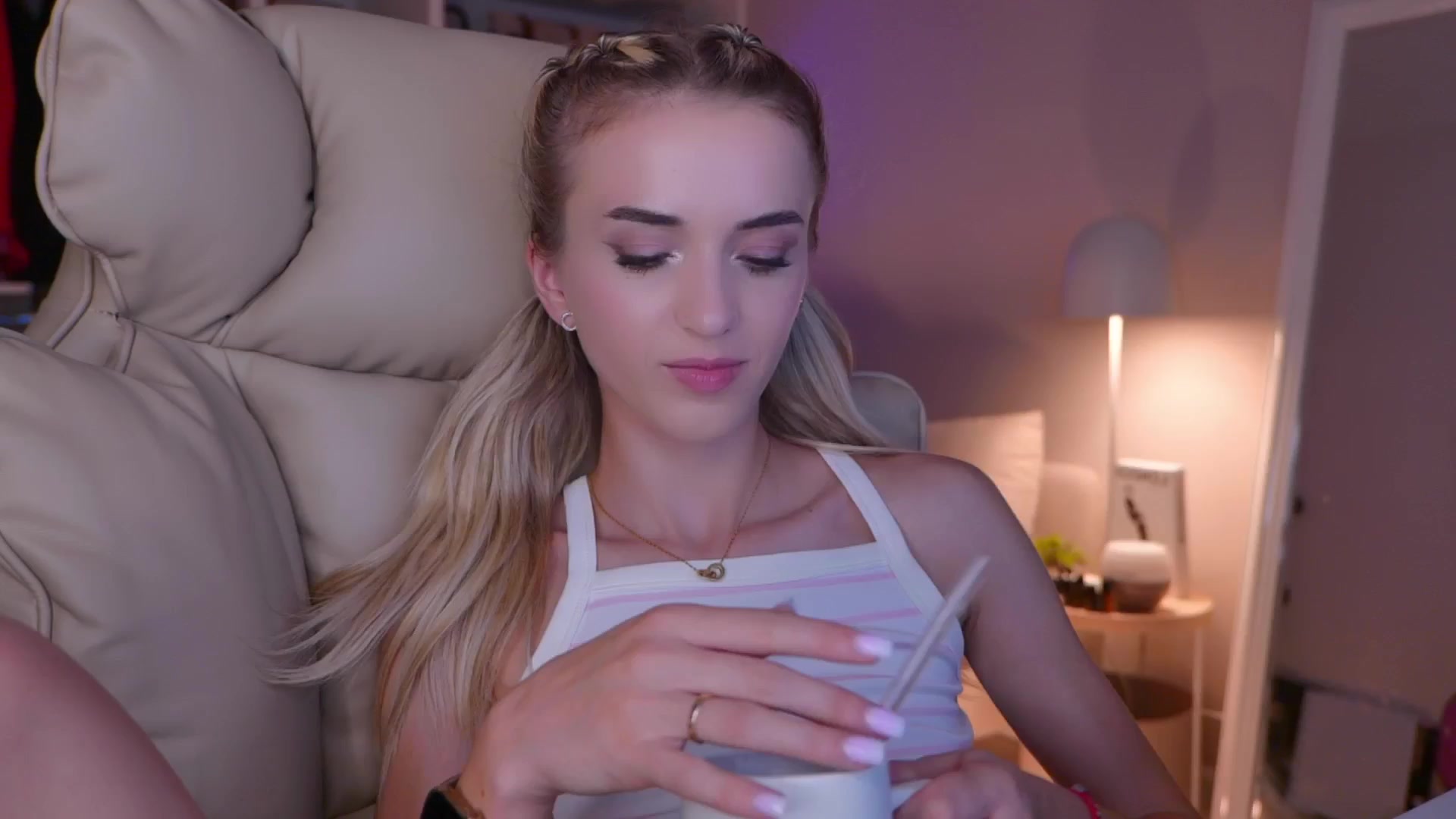 Gallery image thumbnail from YannaJeen's myfreecams stream on, 08/09/2025, 23:09 image 9 of 20
