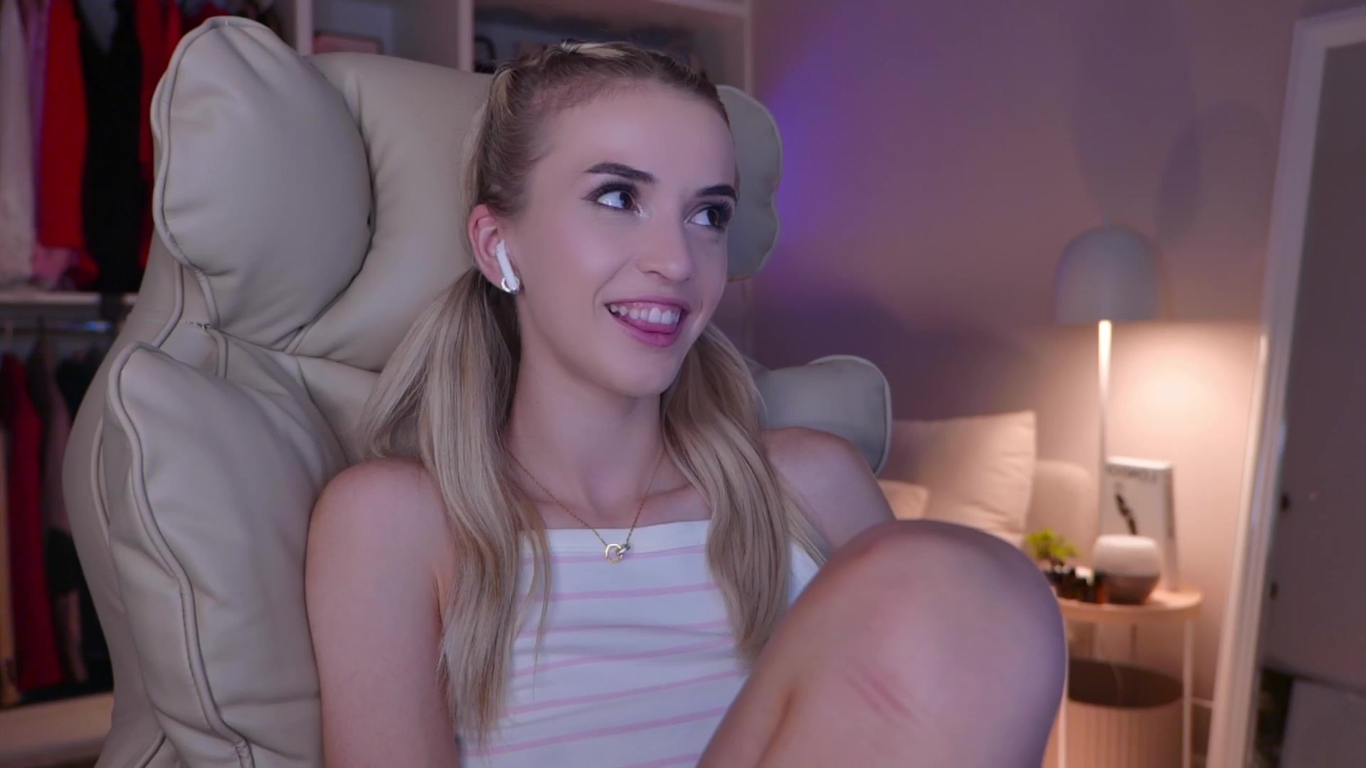 Gallery image thumbnail from YannaJeen's myfreecams stream on, 08/09/2025, 23:09 image 14 of 20