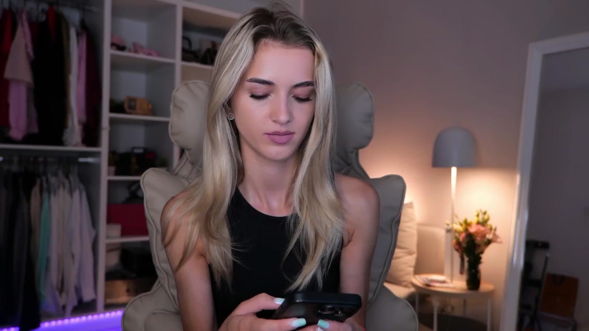 Gallery image thumbnail from YannaJeen's myfreecams stream on, 09/10/2025, 06:14 image 7 of 20