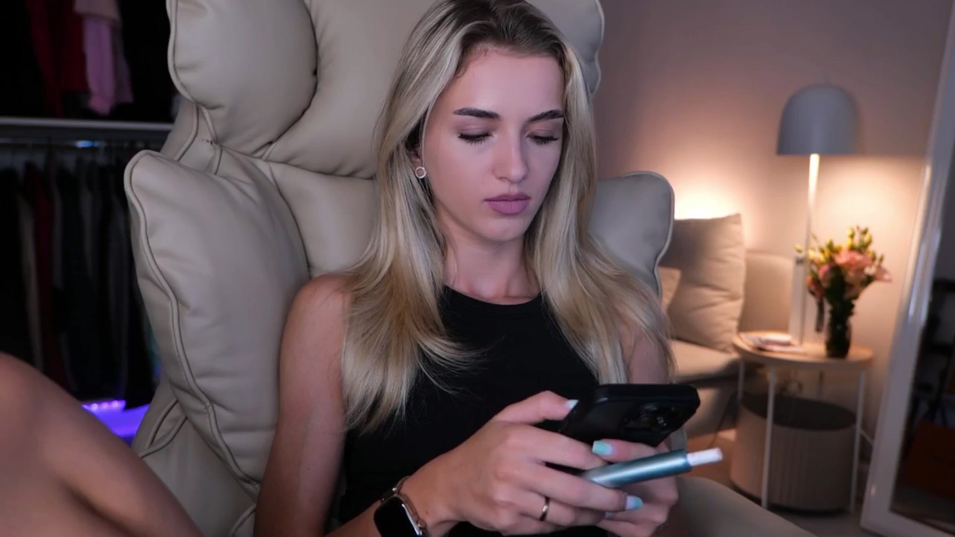 Gallery image thumbnail from YannaJeen's myfreecams stream on, 09/10/2025, 06:14 image 4 of 20