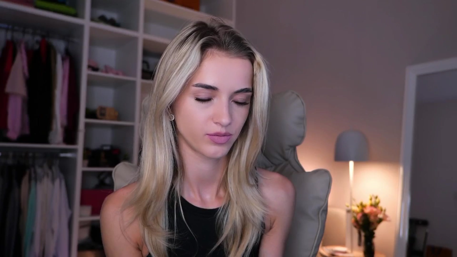 Gallery image thumbnail from YannaJeen's myfreecams stream on, 09/10/2025, 06:14 image 9 of 20