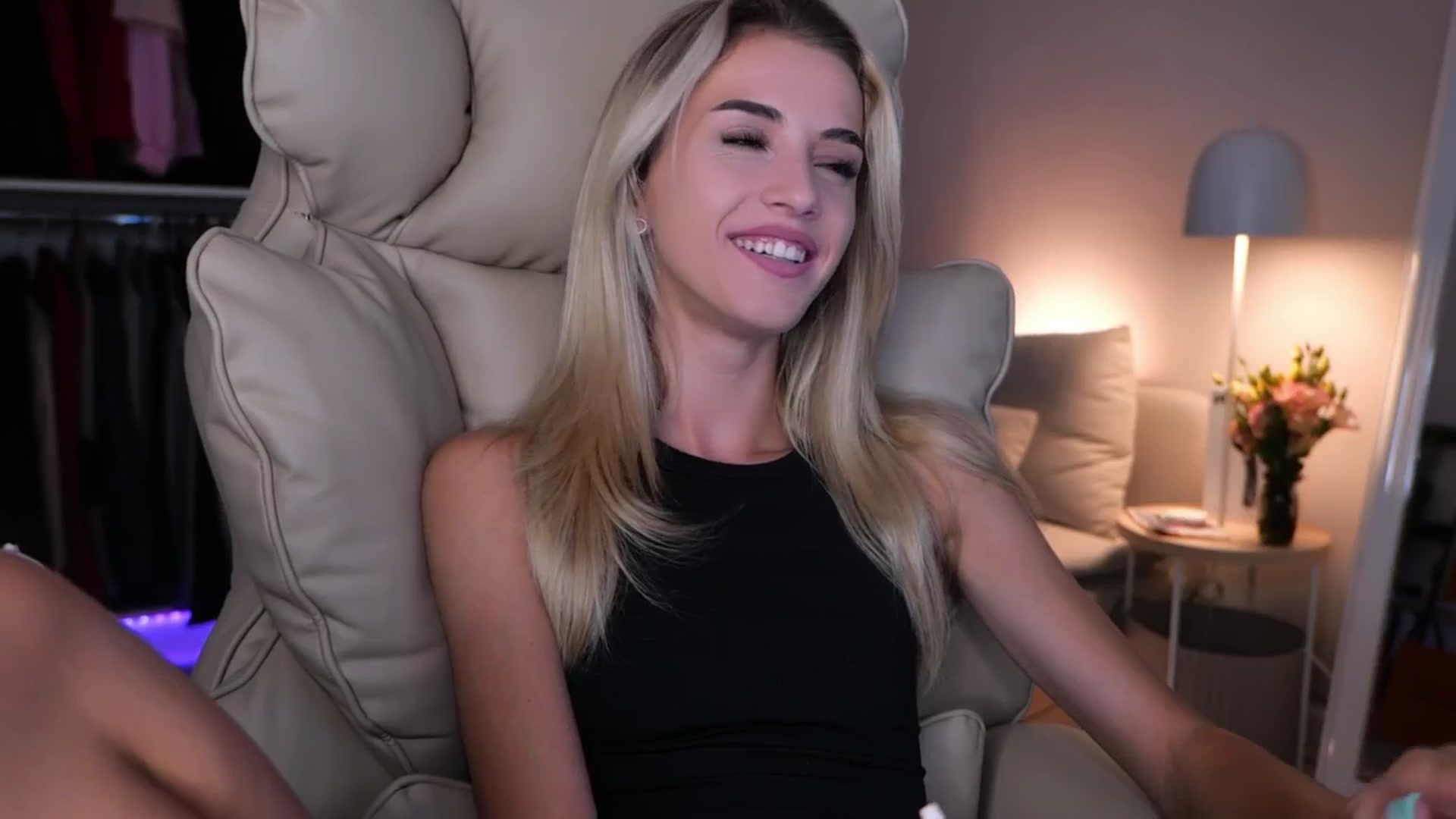 Gallery image thumbnail from YannaJeen's myfreecams stream on, 09/10/2025, 06:14 image 5 of 20