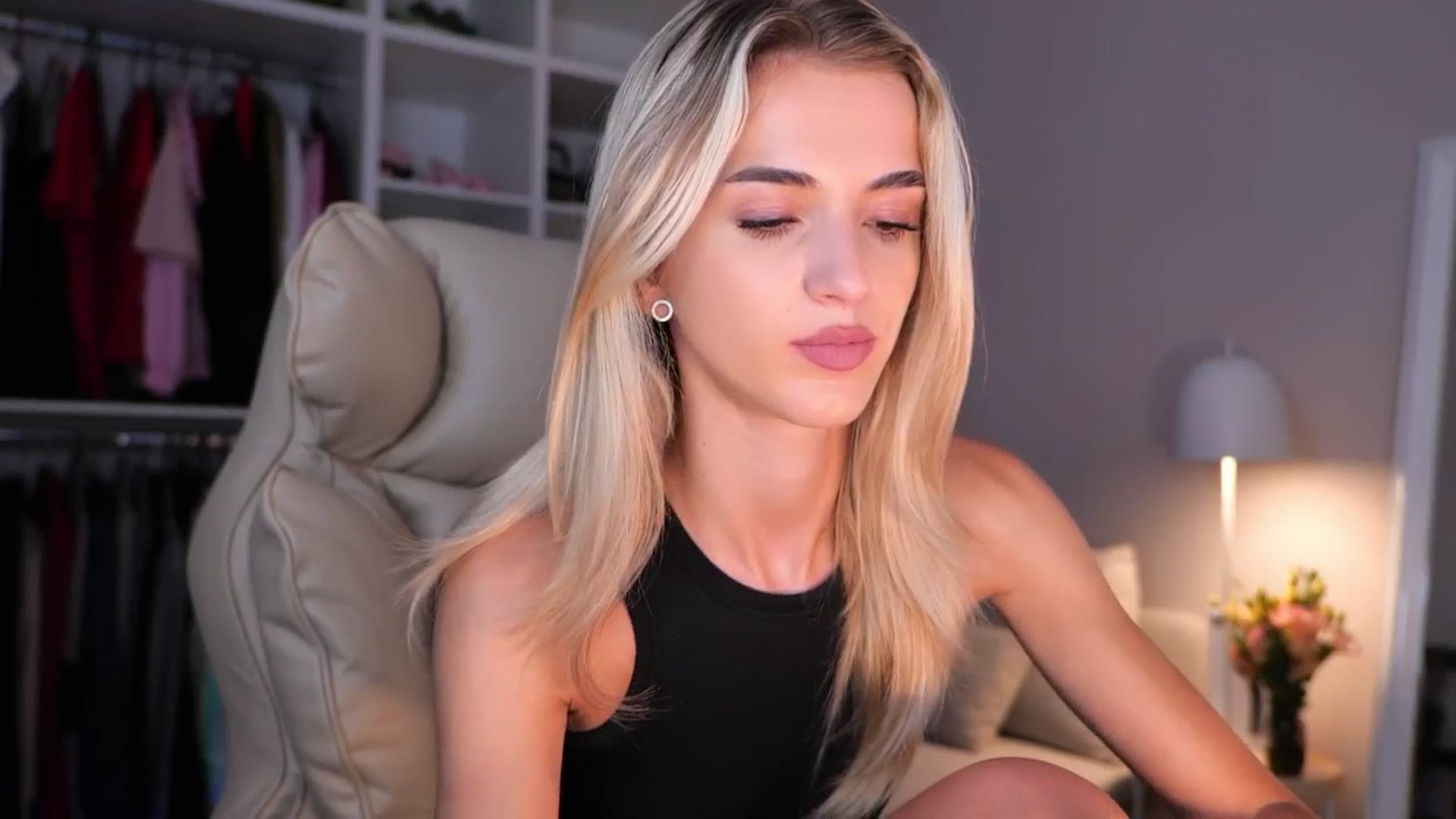 Gallery image thumbnail from YannaJeen's myfreecams stream on, 09/10/2025, 08:45 image 18 of 20