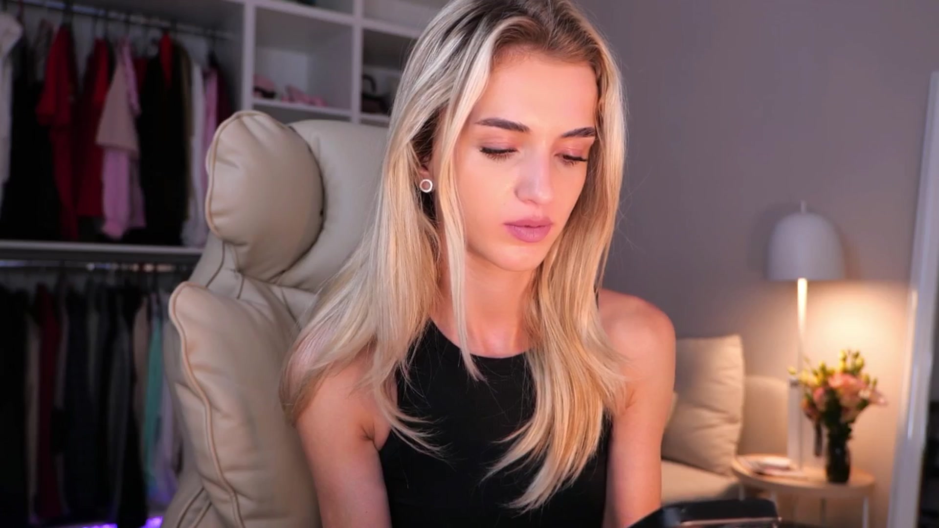 Gallery image thumbnail from YannaJeen's myfreecams stream on, 09/10/2025, 08:45 image 12 of 20