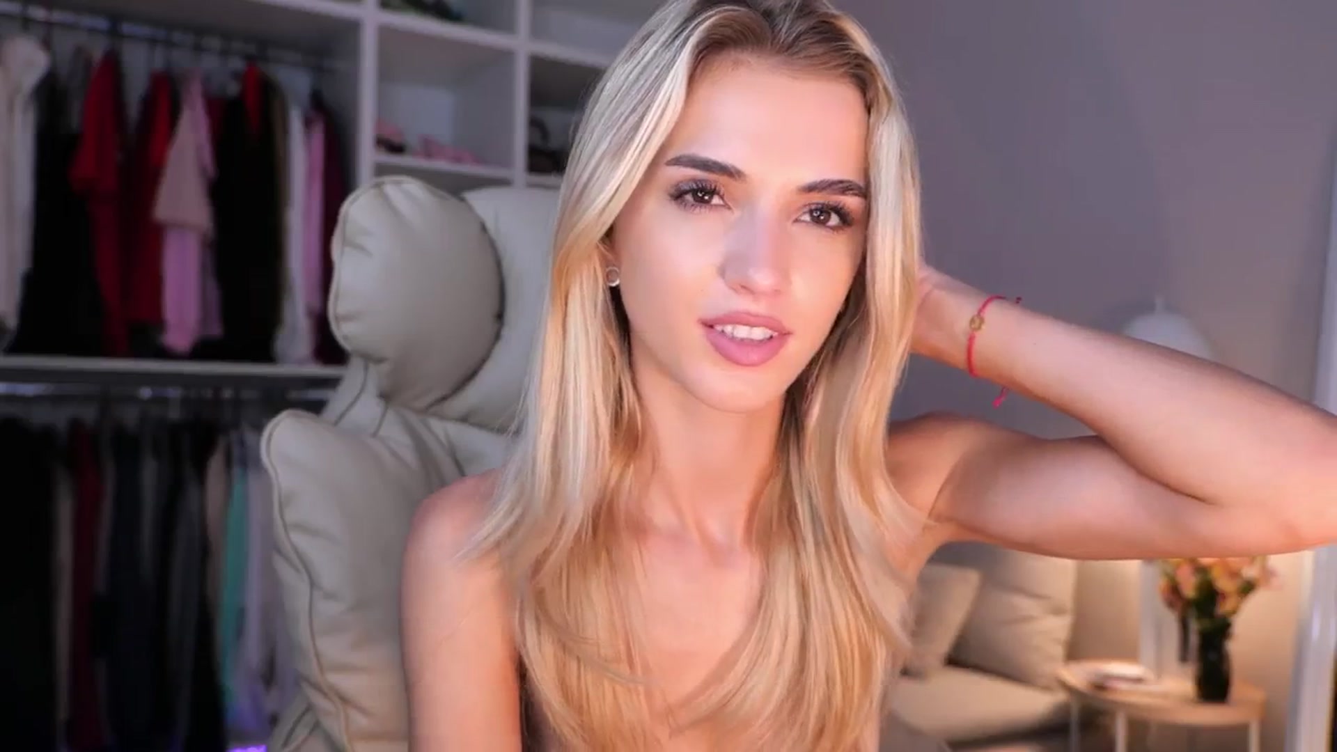 Gallery image thumbnail from YannaJeen's myfreecams stream on, 09/10/2025, 10:47 image 6 of 20