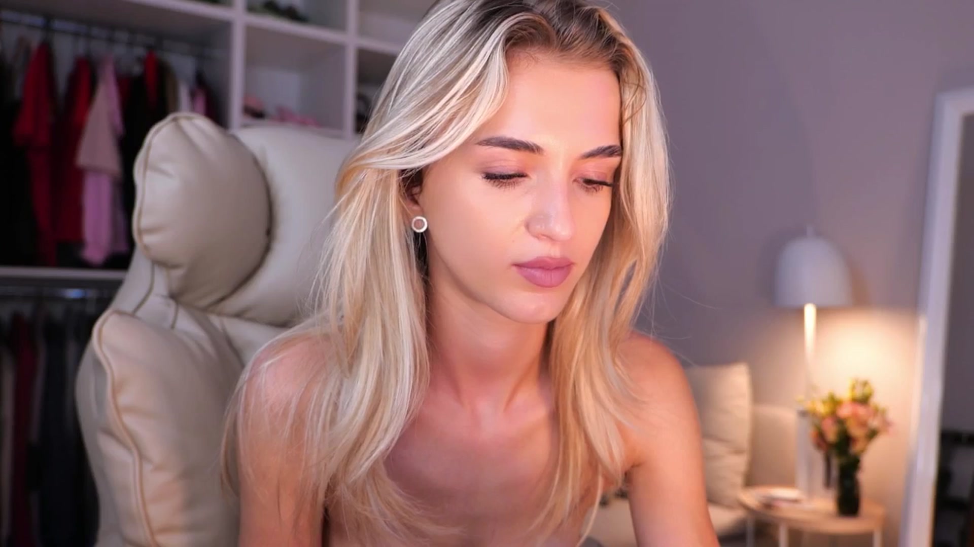 Gallery image thumbnail from YannaJeen's myfreecams stream on, 09/10/2025, 10:47 image 12 of 20