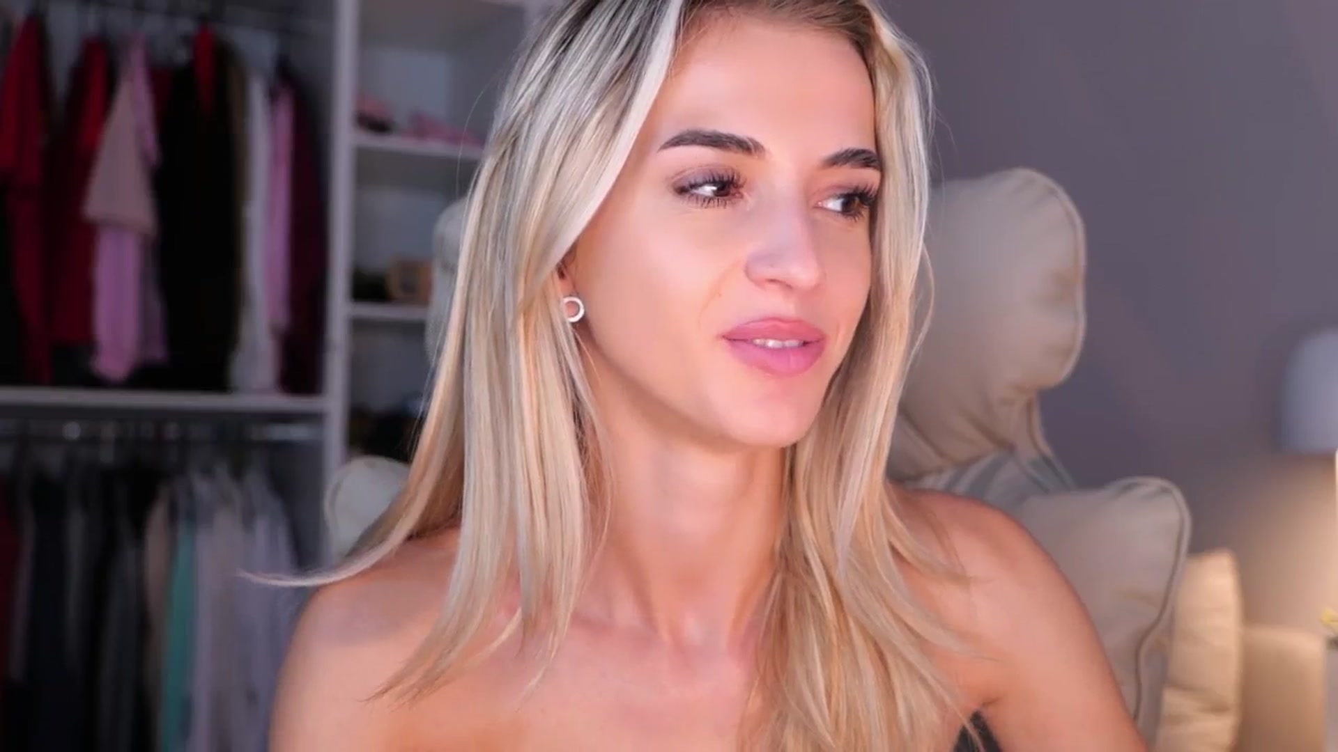 Gallery image thumbnail from YannaJeen's myfreecams stream on, 09/10/2025, 13:41 image 12 of 20