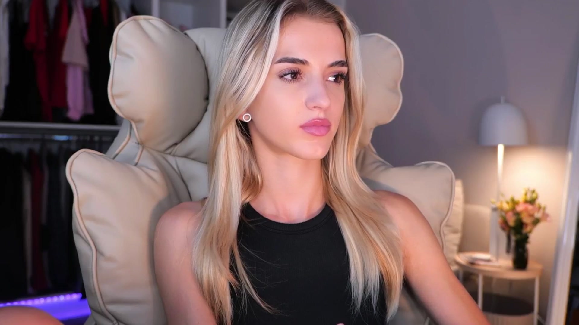 Gallery image thumbnail from YannaJeen's myfreecams stream on, 09/10/2025, 13:41 image 9 of 20