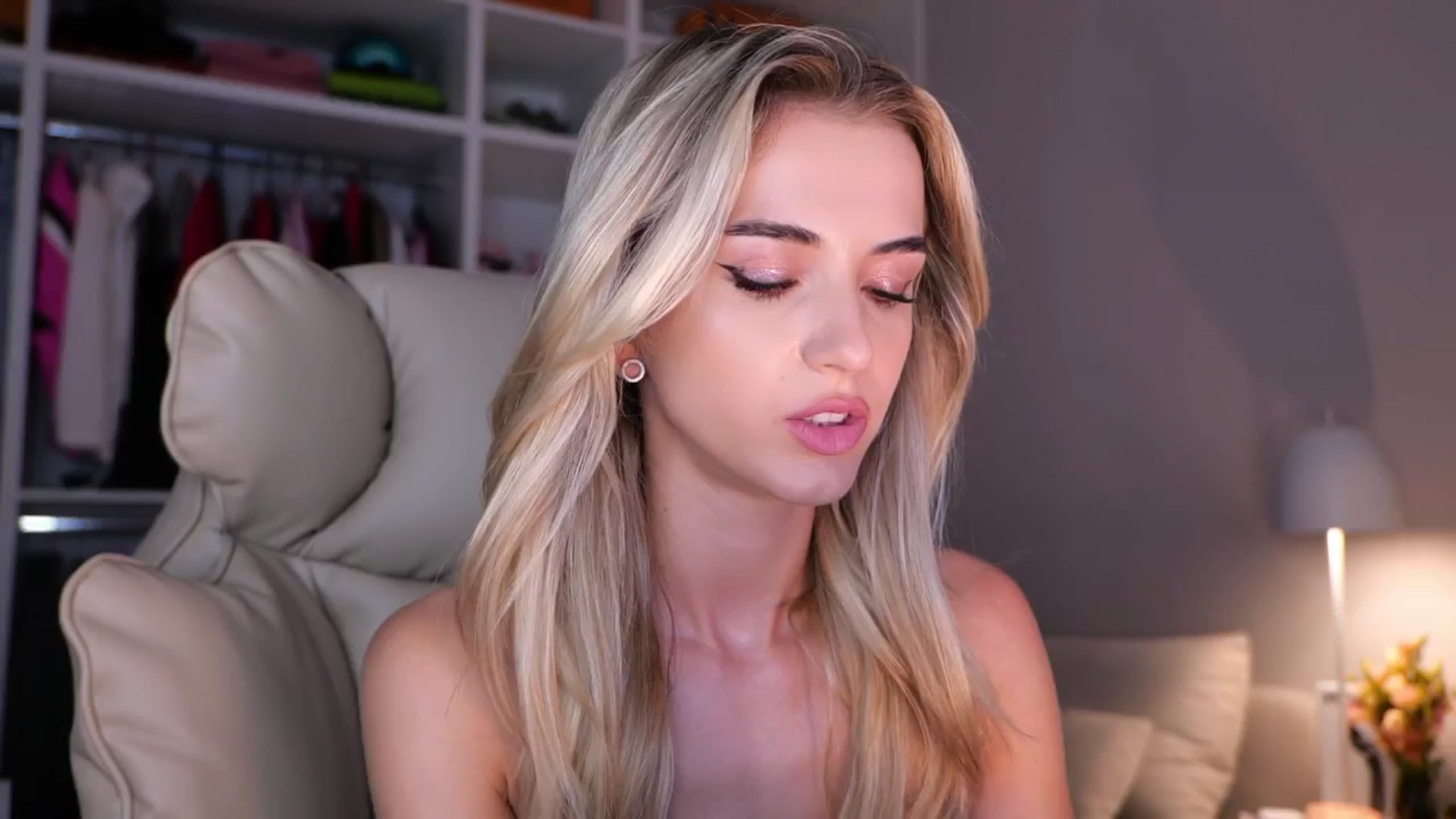 Gallery image thumbnail from YannaJeen's myfreecams stream on, 09/12/2025, 05:22 image 2 of 20