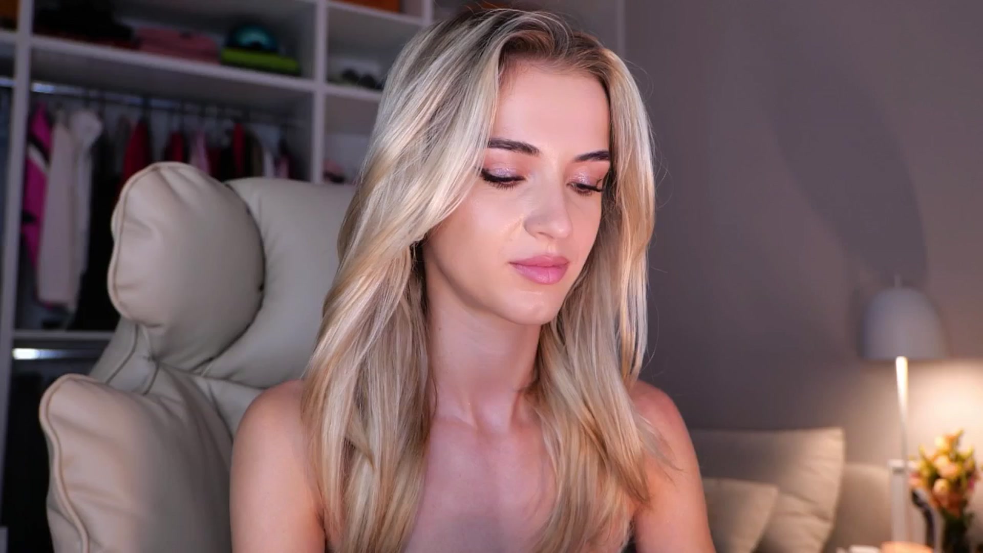 Gallery image thumbnail from YannaJeen's myfreecams stream on, 09/12/2025, 05:22 image 9 of 20