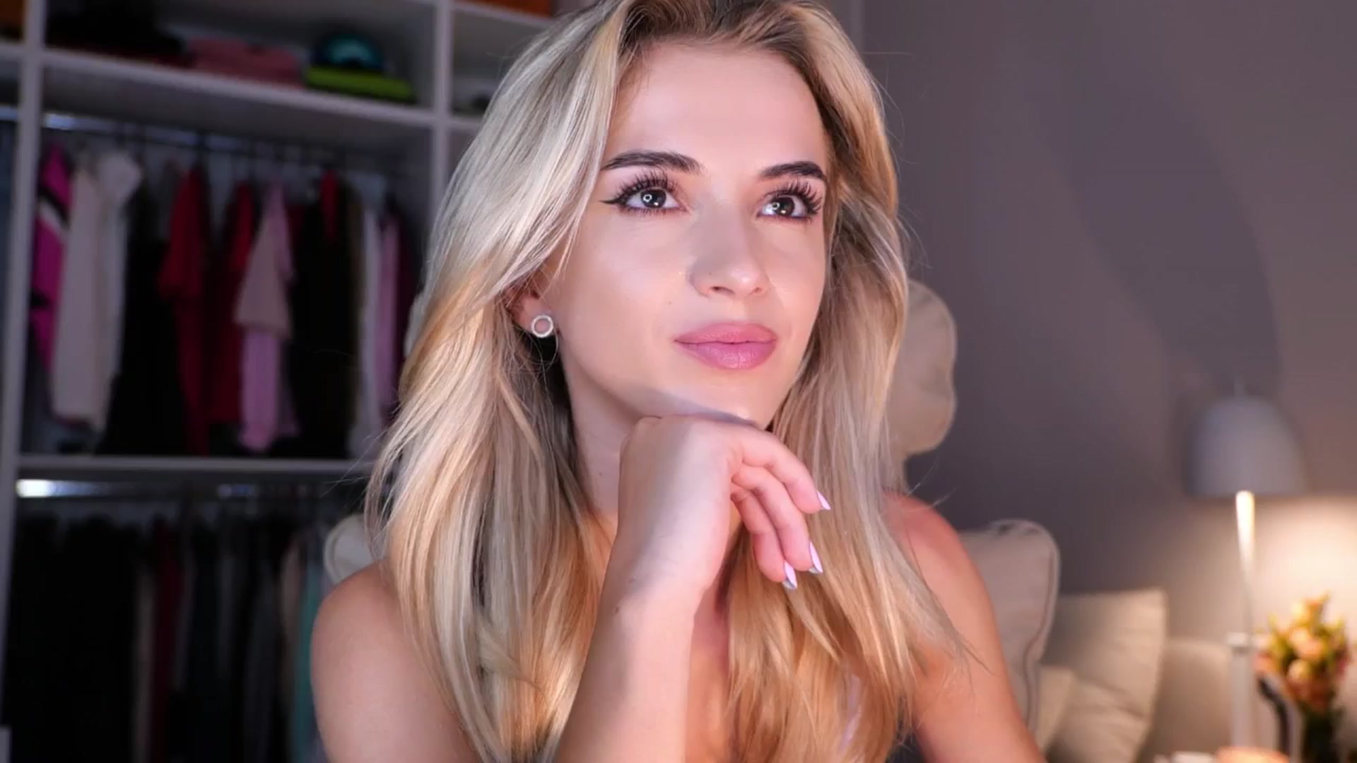 Gallery image thumbnail from YannaJeen's myfreecams stream on, 09/12/2025, 05:22 image 11 of 20