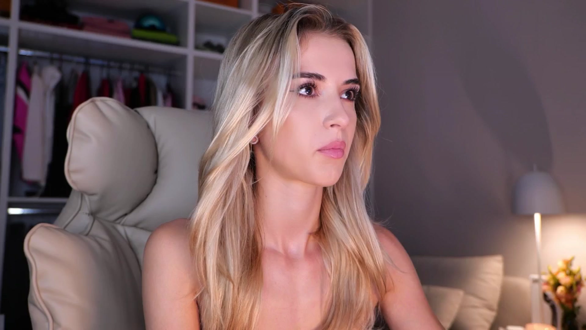 Gallery image thumbnail from YannaJeen's myfreecams stream on, 09/12/2025, 05:22 image 5 of 20
