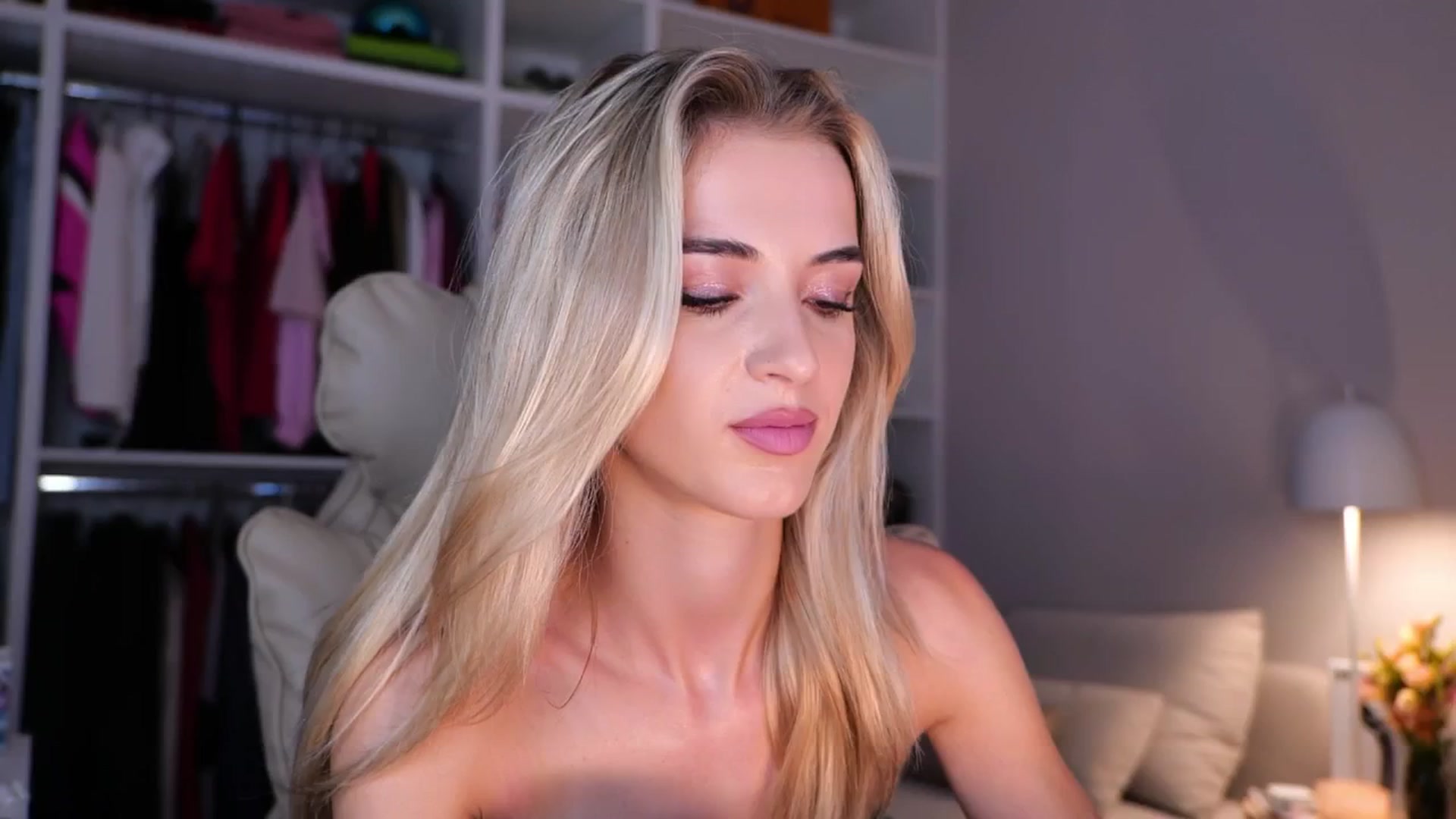Gallery image thumbnail from YannaJeen's myfreecams stream on, 09/12/2025, 08:10 image 9 of 20