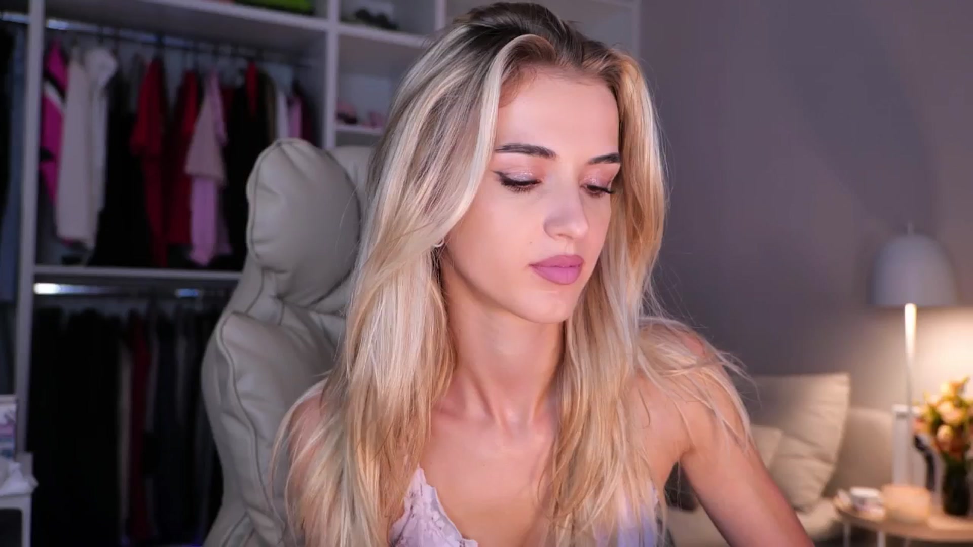Gallery image thumbnail from YannaJeen's myfreecams stream on, 09/12/2025, 09:13 image 12 of 20