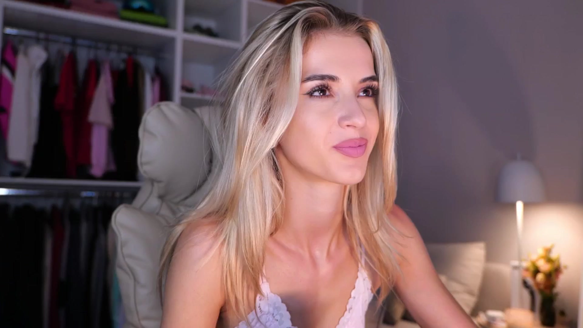 Gallery image thumbnail from YannaJeen's myfreecams stream on, 09/12/2025, 09:13 image 16 of 20