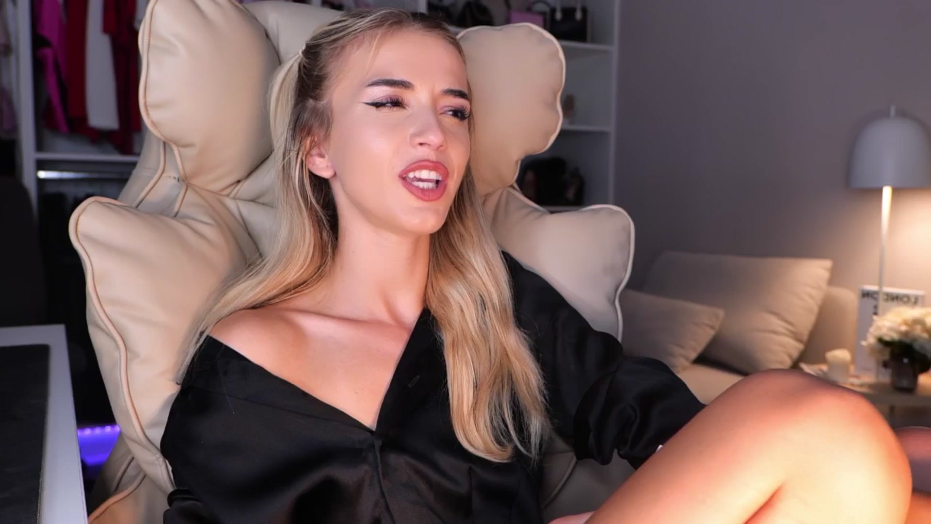 Gallery image thumbnail from YannaJeen's myfreecams stream on, 09/17/2025, 13:00 image 15 of 20