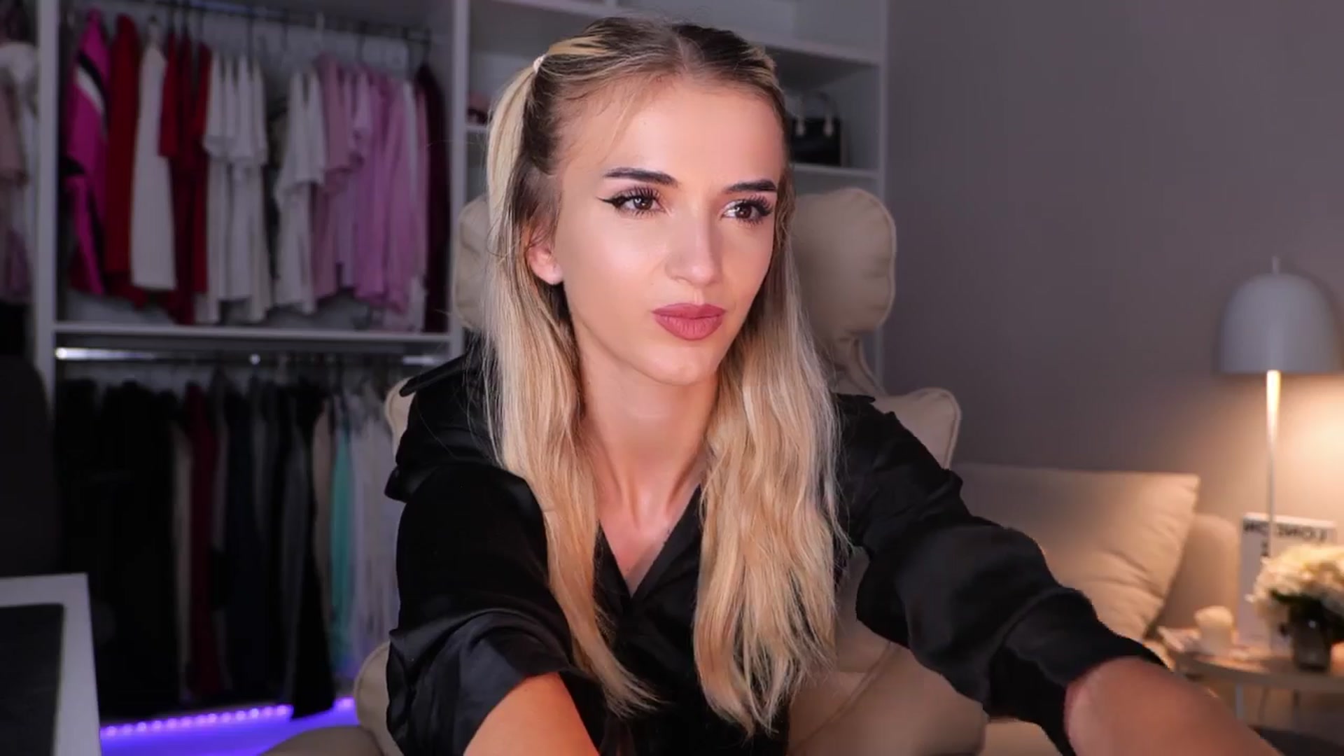 Gallery image thumbnail from YannaJeen's myfreecams stream on, 09/17/2025, 13:00 image 14 of 20