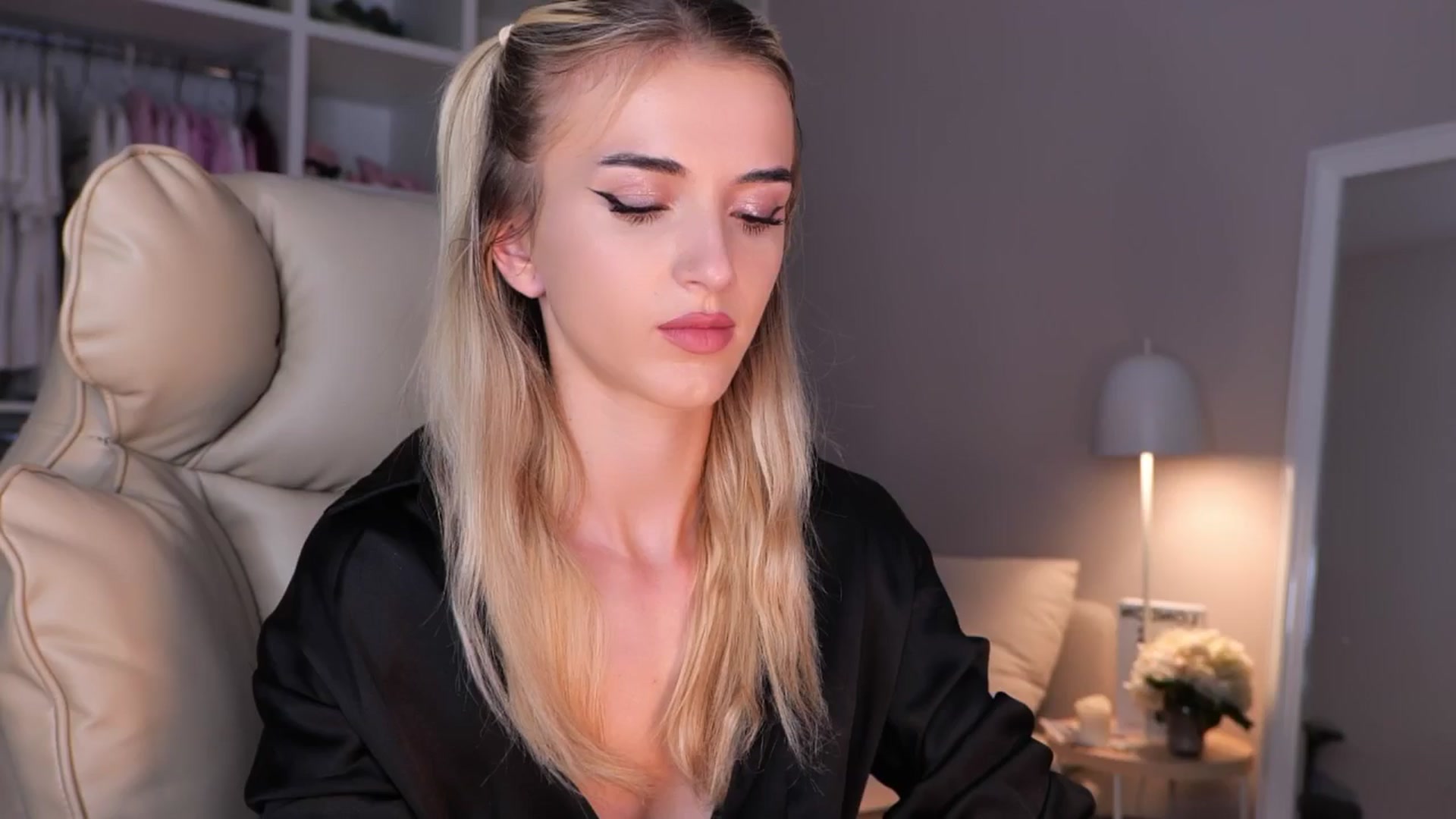 Gallery image thumbnail from YannaJeen's myfreecams stream on, 09/17/2025, 13:00 image 1 of 20