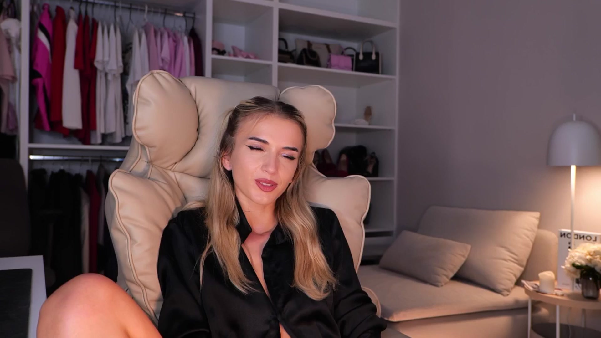 Gallery image thumbnail from YannaJeen's myfreecams stream on, 09/17/2025, 13:00 image 8 of 20