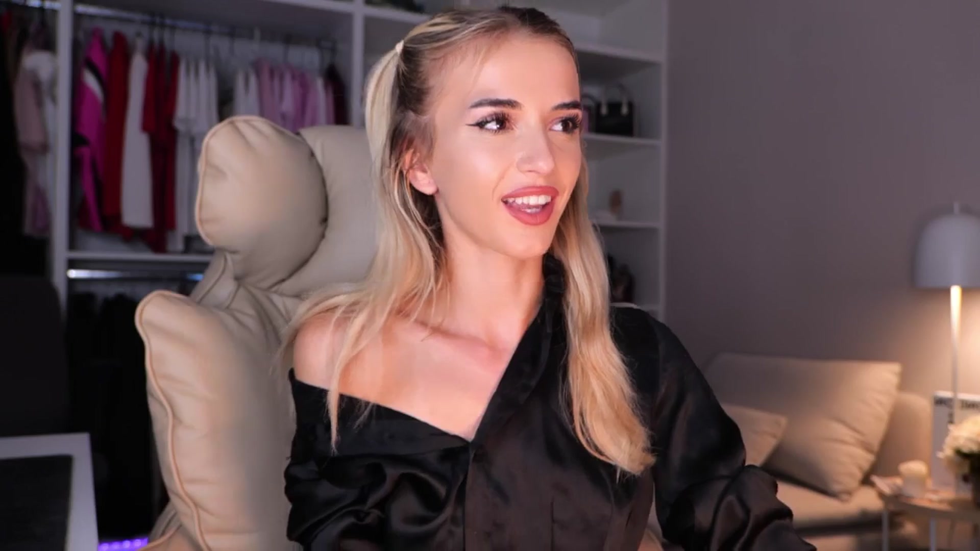 Gallery image thumbnail from YannaJeen's myfreecams stream on, 09/17/2025, 13:00 image 16 of 20