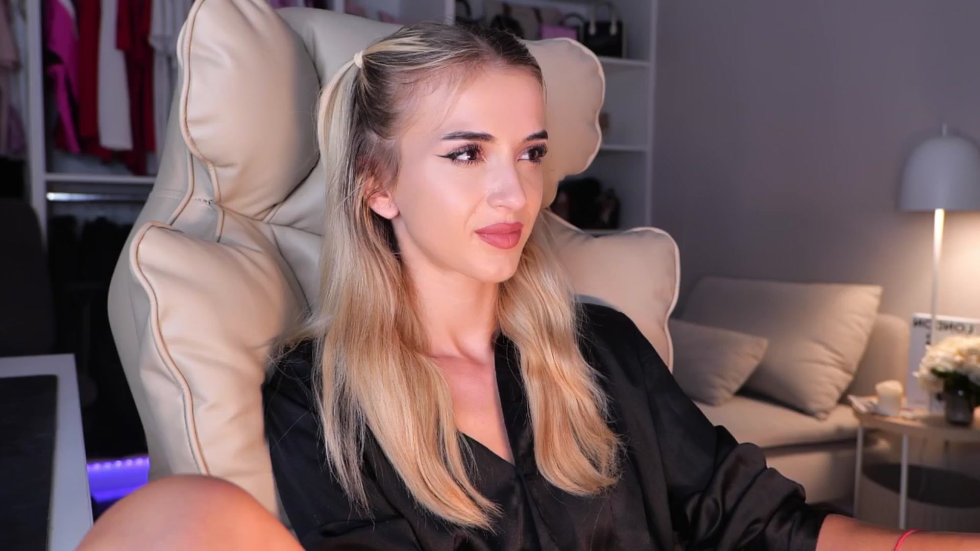 Gallery image thumbnail from YannaJeen's myfreecams stream on, 09/17/2025, 13:00 image 13 of 20
