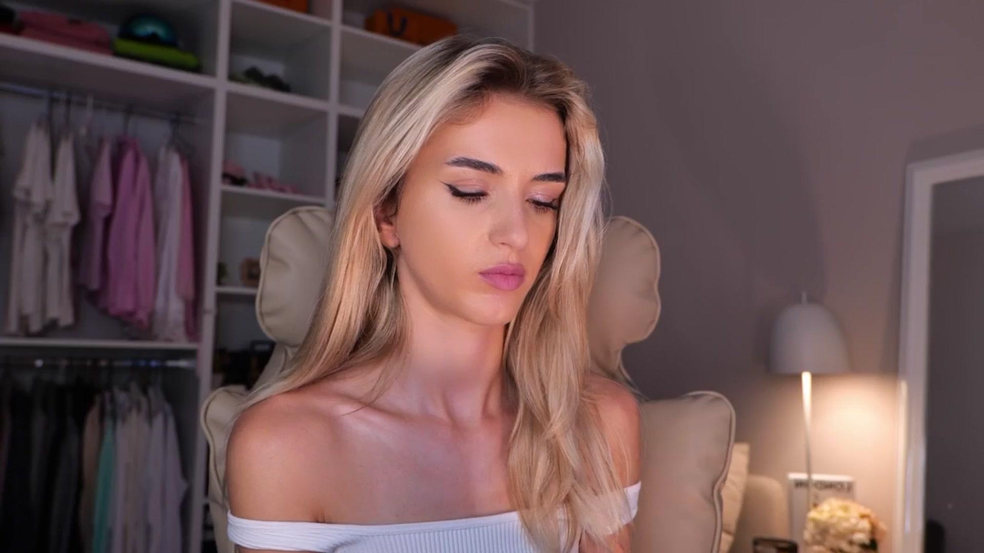 Gallery image thumbnail from YannaJeen's myfreecams stream on, 09/23/2025, 08:25 image 10 of 20