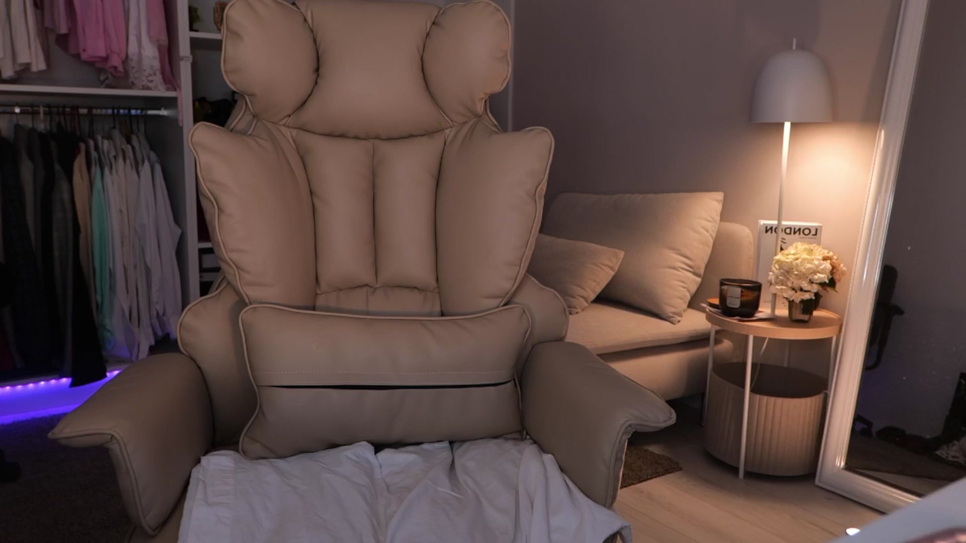 Gallery image thumbnail from YannaJeen's myfreecams stream on, 09/23/2025, 08:25 image 4 of 20