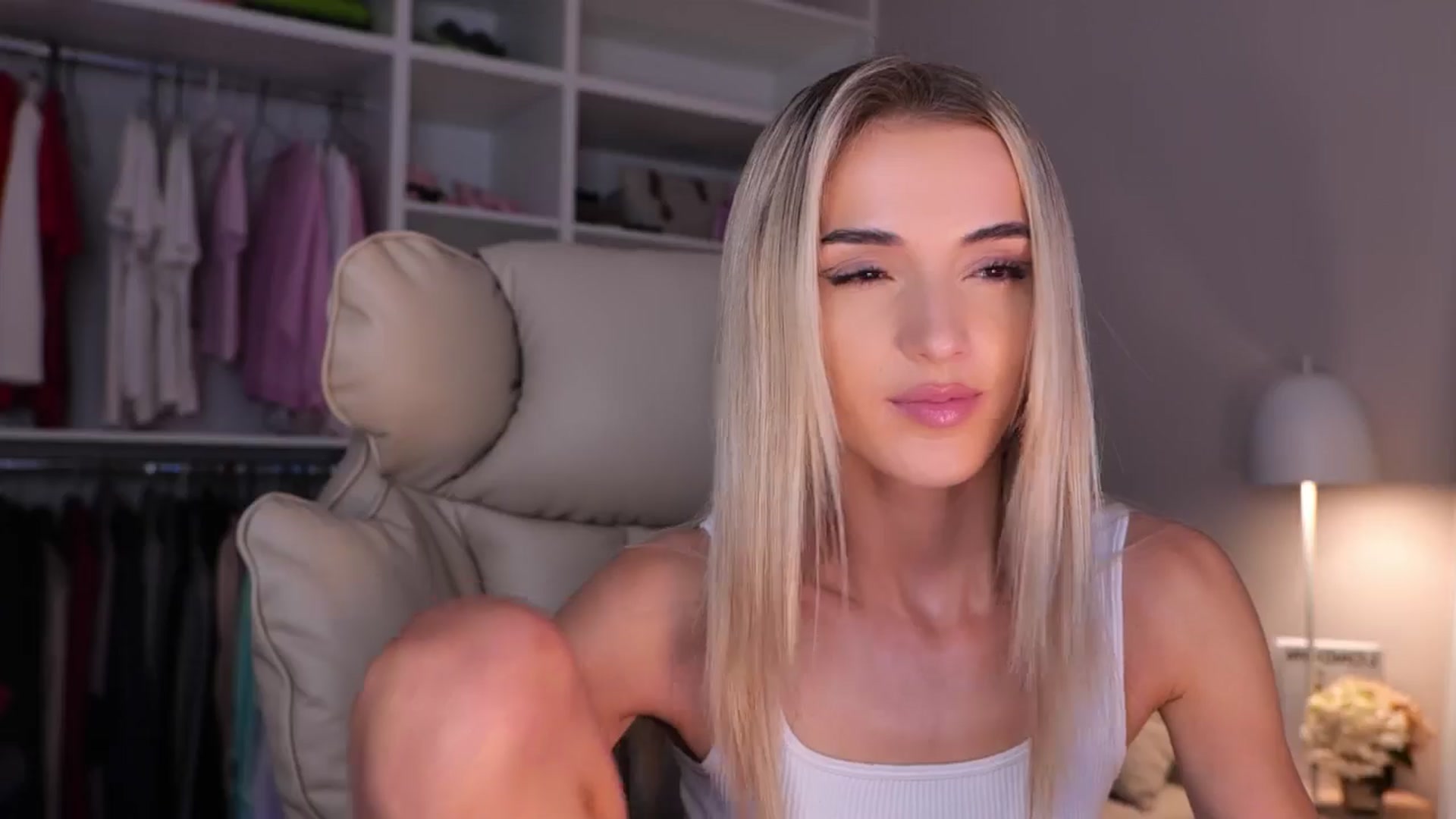 Gallery image thumbnail from YannaJeen's myfreecams stream on, 09/25/2025, 12:01 image 18 of 20
