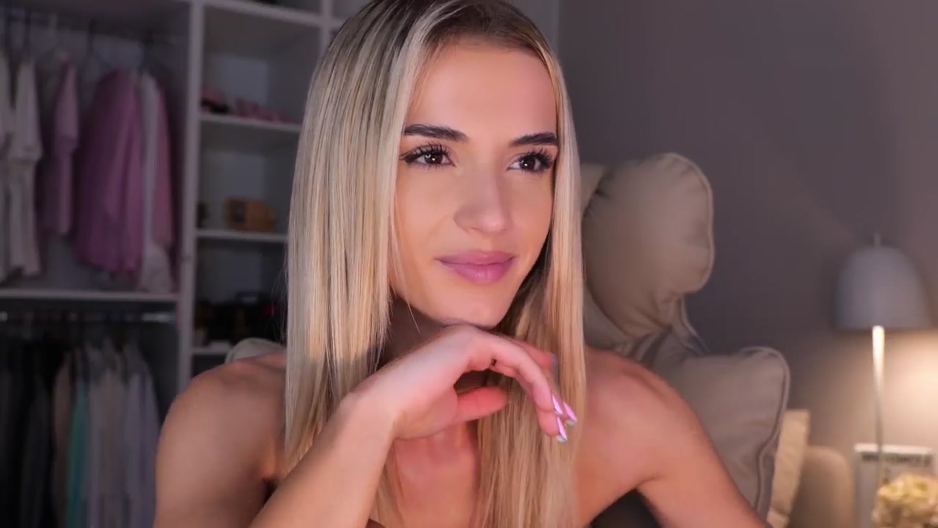 Gallery image thumbnail from YannaJeen's myfreecams stream on, 09/25/2025, 12:01 image 20 of 20