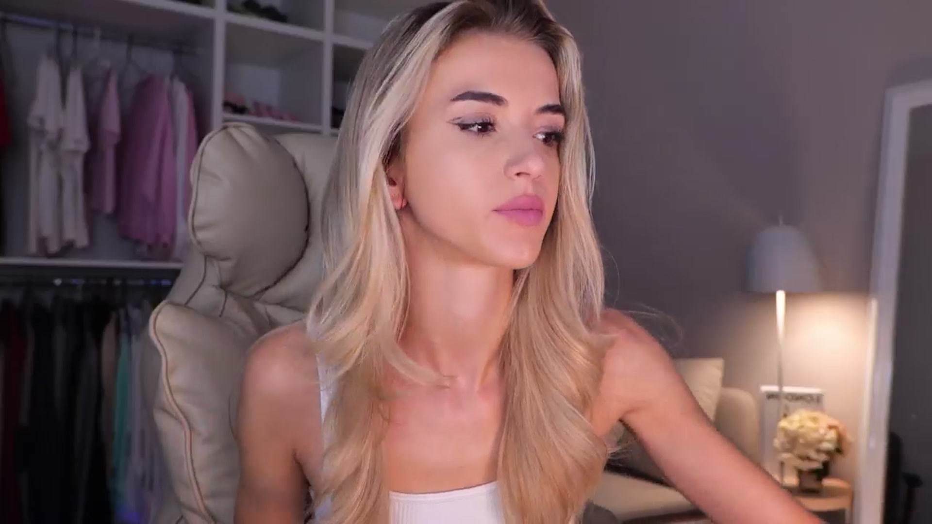 Gallery image thumbnail from YannaJeen's myfreecams stream on, 09/25/2025, 12:01 image 8 of 20