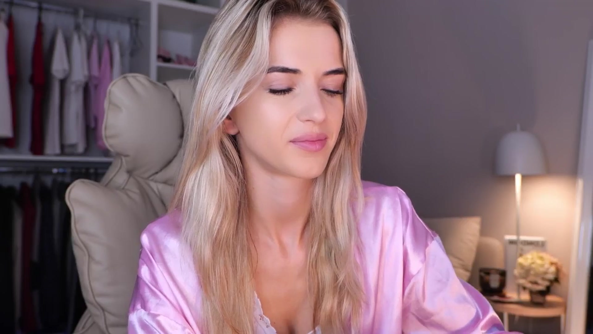 Gallery image thumbnail from YannaJeen's myfreecams stream on, 09/27/2025, 10:11 image 10 of 20