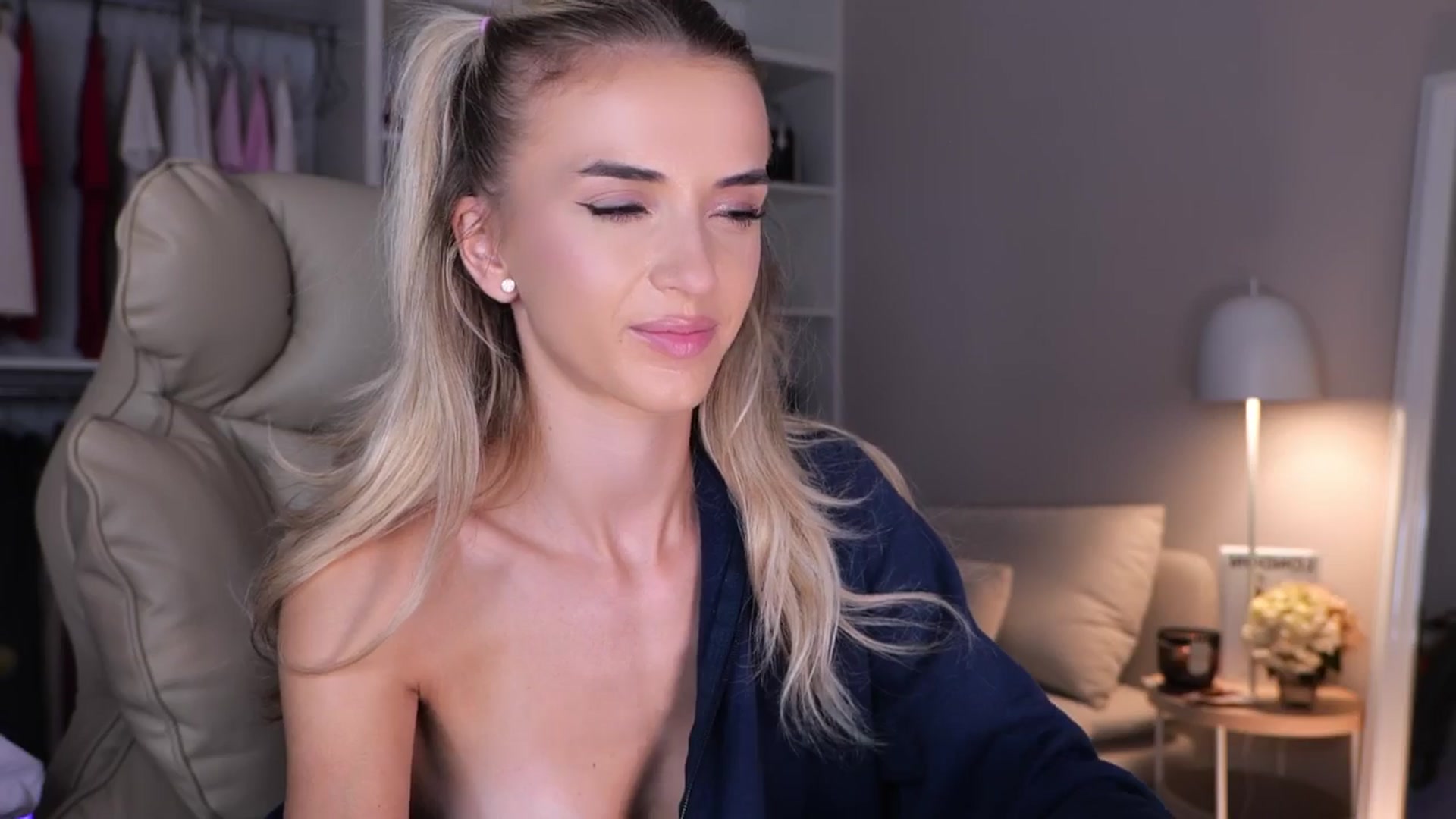 Gallery image thumbnail from YannaJeen's myfreecams stream on, 09/29/2025, 07:06 image 8 of 20