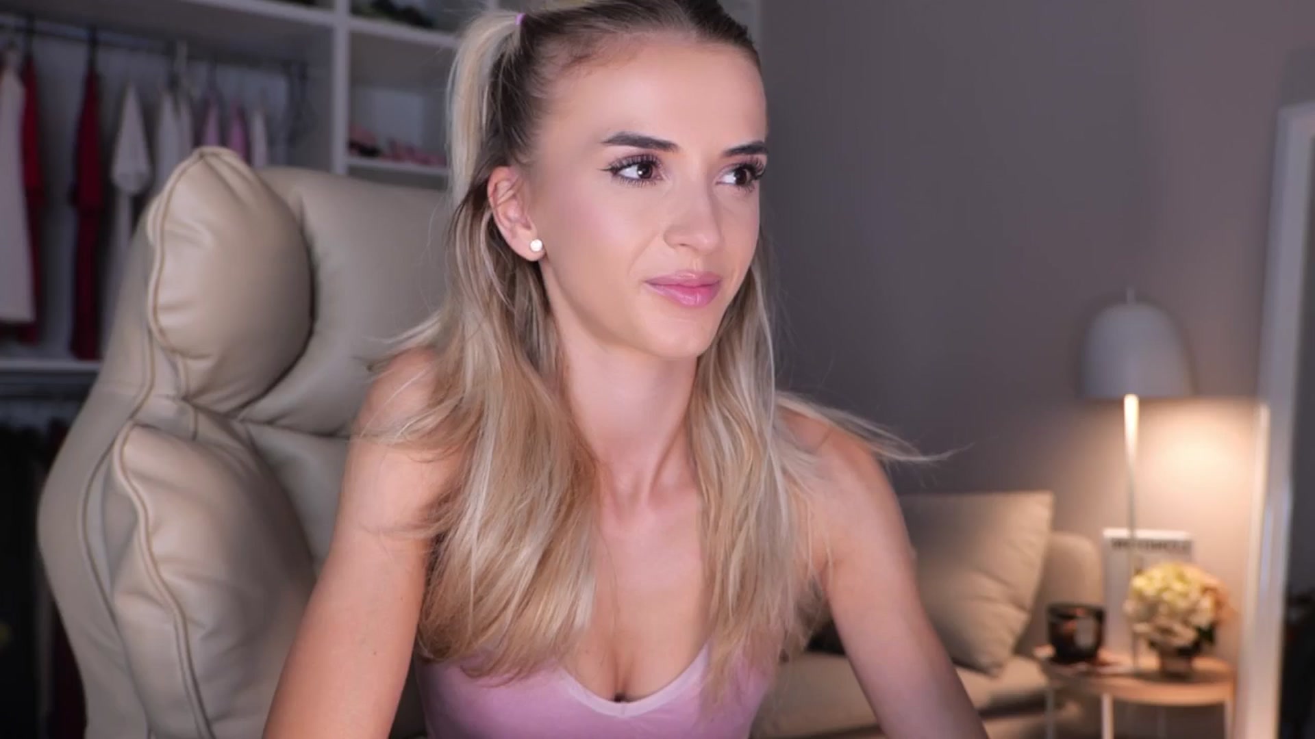 Gallery image thumbnail from YannaJeen's myfreecams stream on, 09/29/2025, 07:06 image 4 of 20