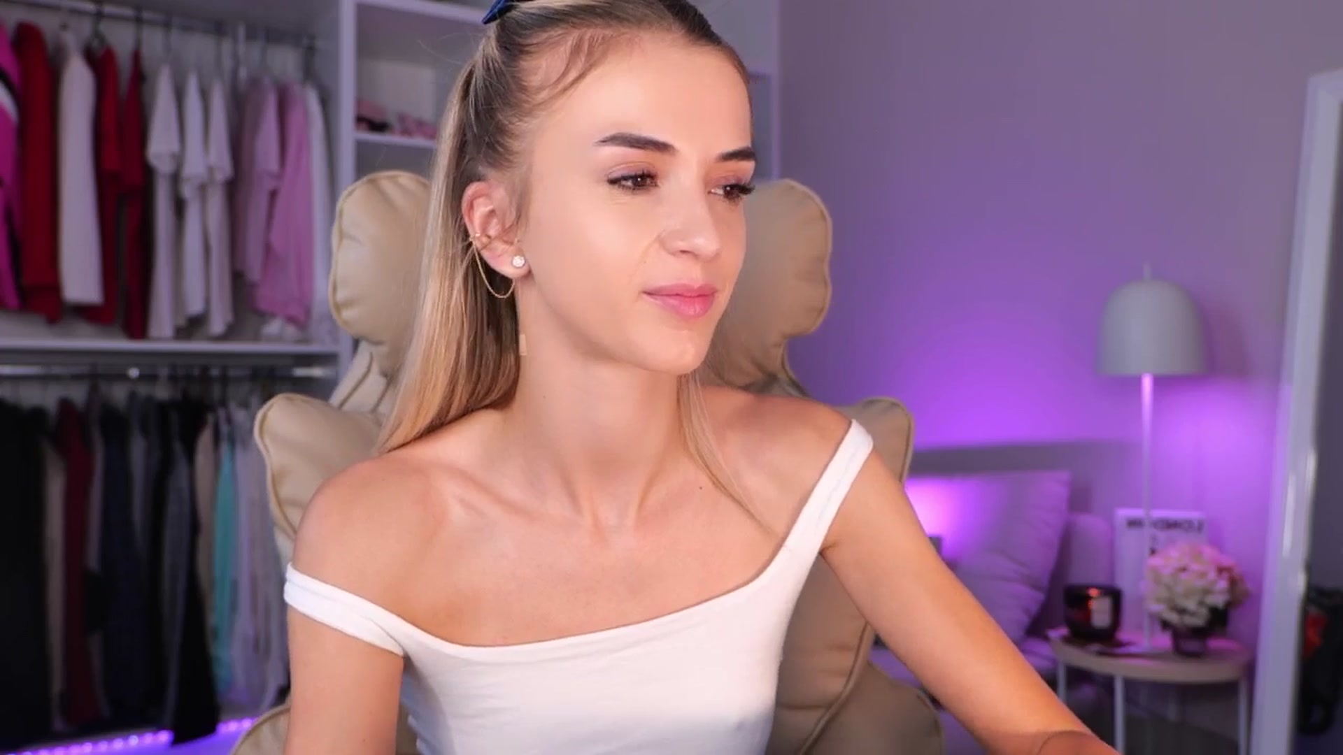 Gallery image thumbnail from YannaJeen's myfreecams stream on, 09/30/2025, 11:18 image 9 of 20