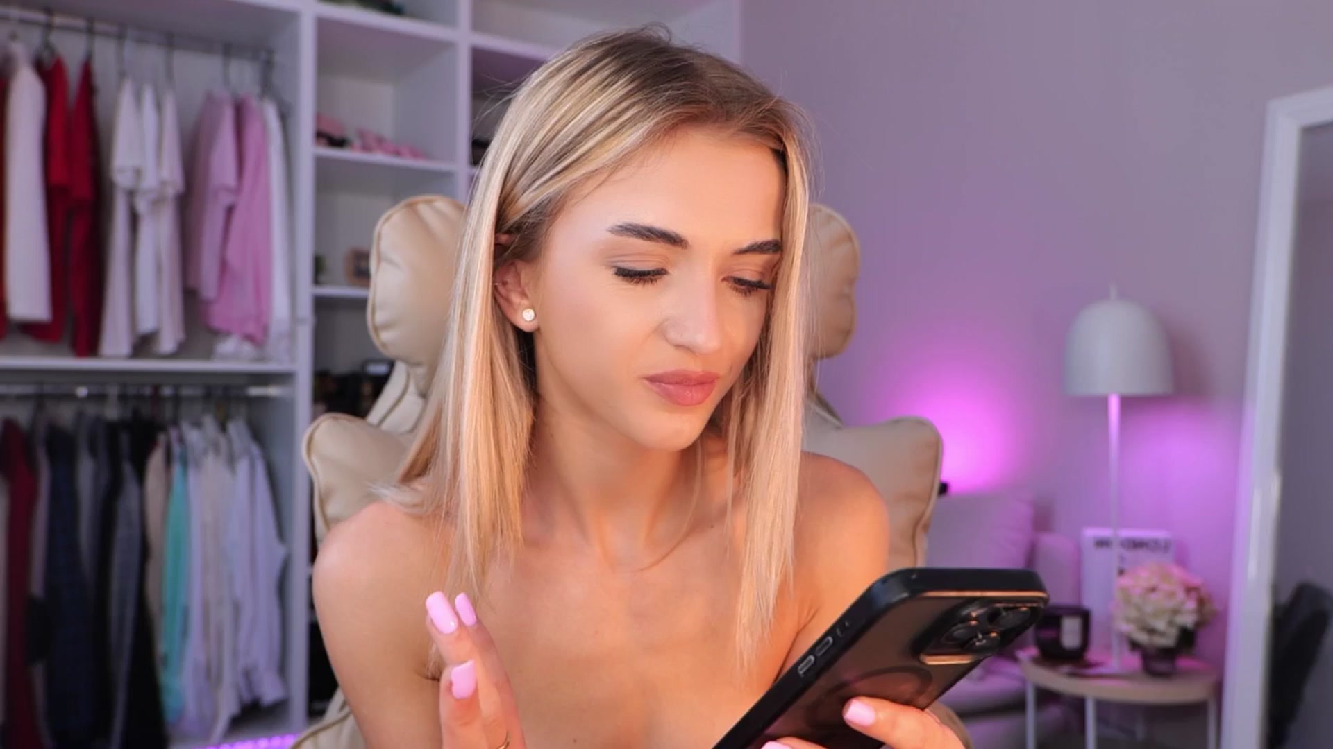 Gallery image thumbnail from YannaJeen's myfreecams stream on, 10/01/2025, 10:21 image 1 of 20
