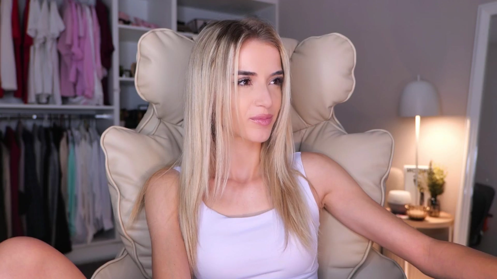 Gallery image thumbnail from YannaJeen's myfreecams stream on, 10/07/2025, 11:09 image 2 of 20