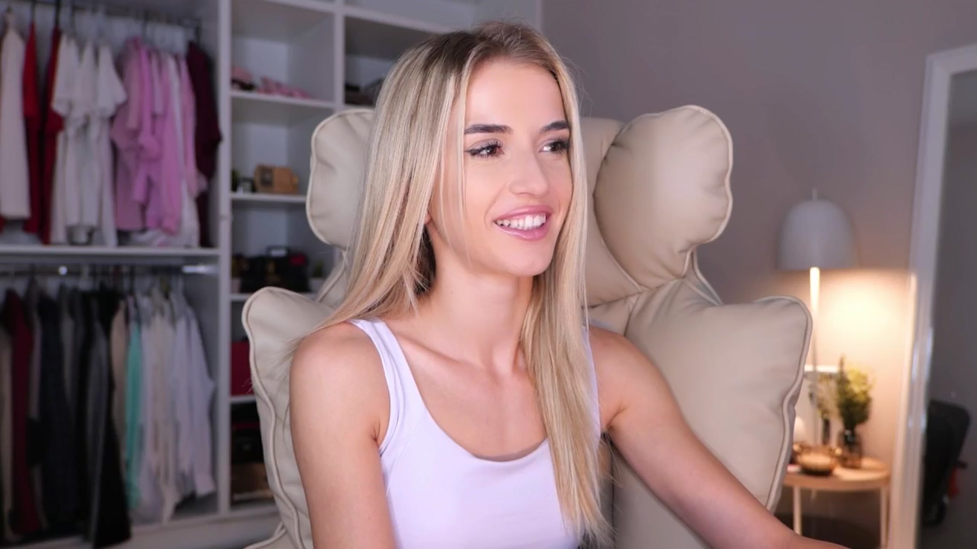 Gallery image thumbnail from YannaJeen's myfreecams stream on, 10/07/2025, 11:09 image 5 of 20