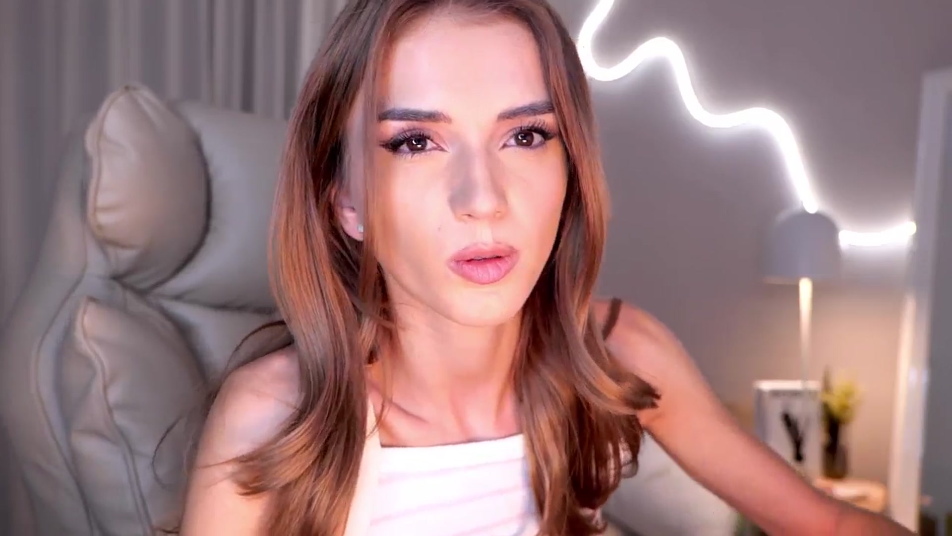 Gallery image thumbnail from YannaJeen's myfreecams stream on, 10/20/2025, 08:45 image 10 of 20
