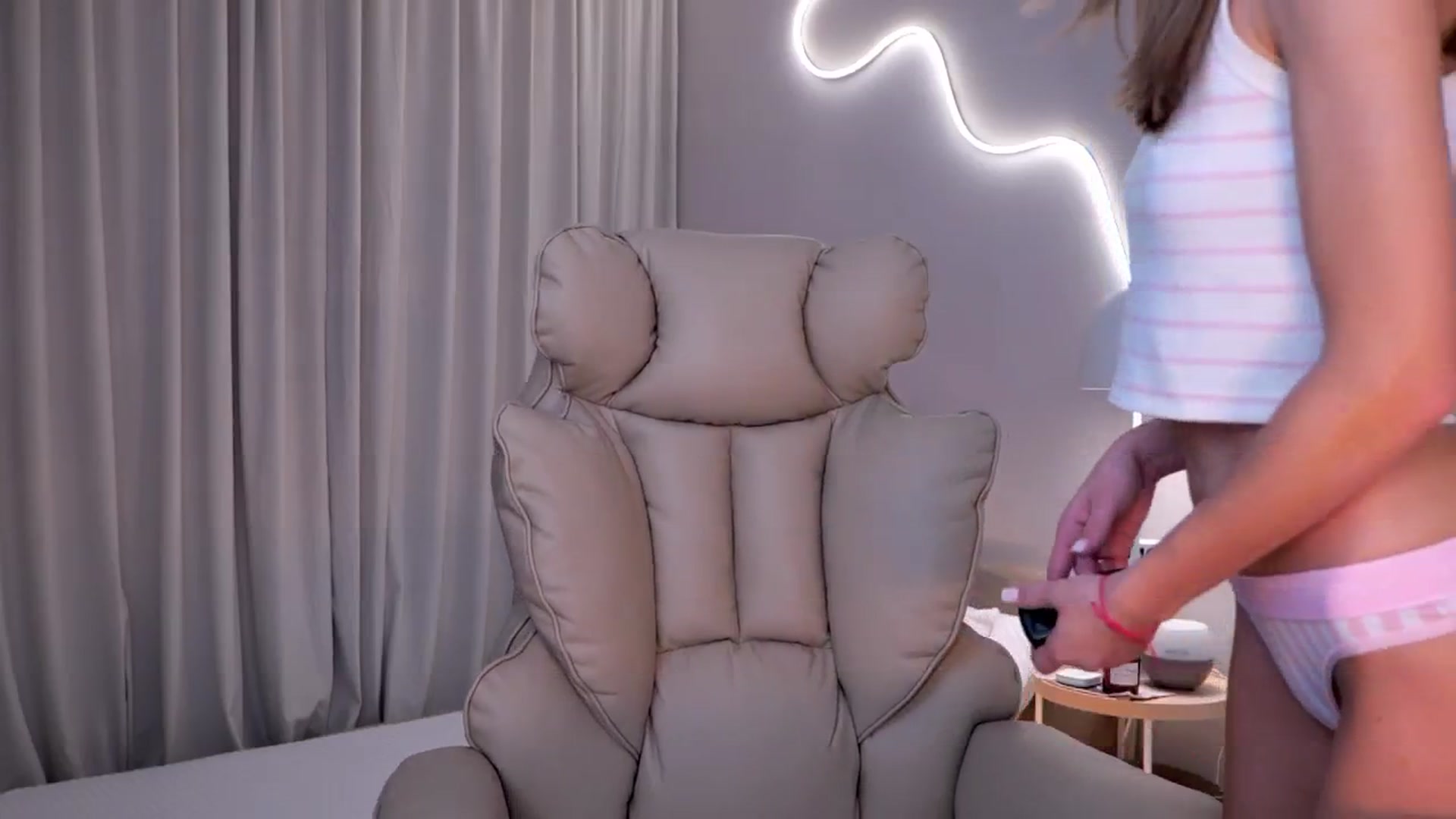 Gallery image thumbnail from YannaJeen's myfreecams stream on, 10/27/2025, 10:17 image 9 of 20