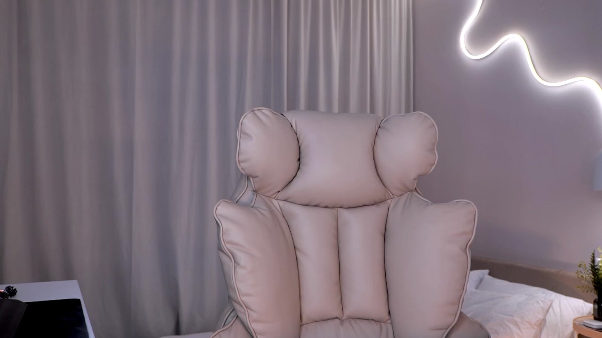 Gallery image thumbnail from YannaJeen's myfreecams stream on, 10/28/2025, 08:36 image 3 of 20
