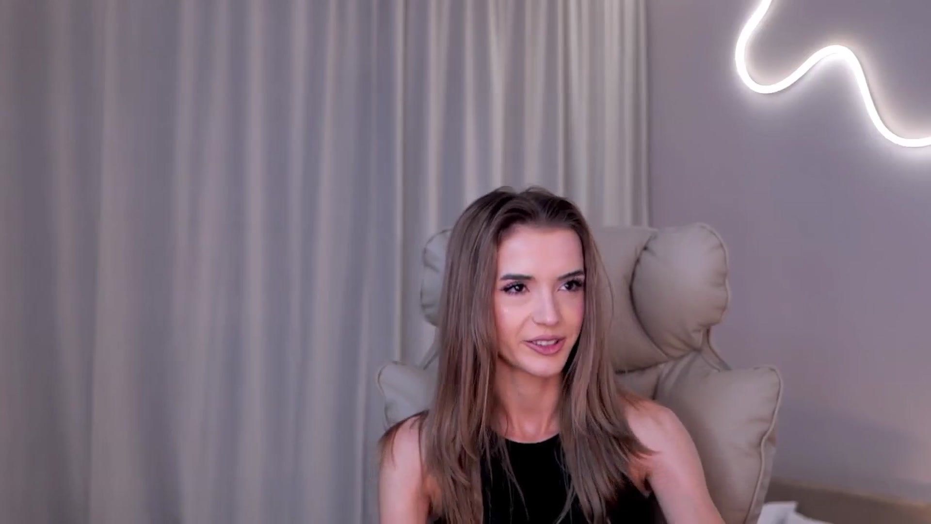 Gallery image thumbnail from YannaJeen's myfreecams stream on, 10/28/2025, 08:36 image 9 of 20