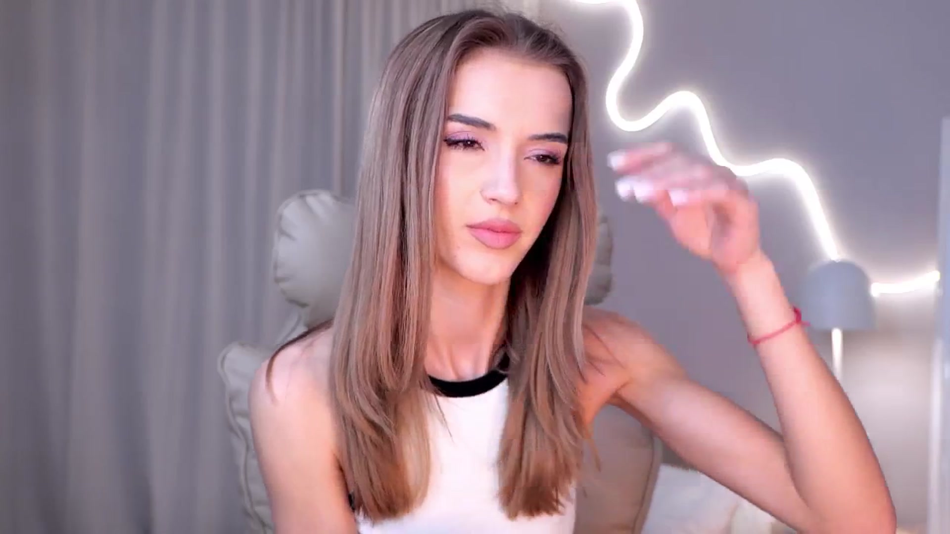Gallery image thumbnail from YannaJeen's myfreecams stream on, 10/28/2025, 08:36 image 17 of 20