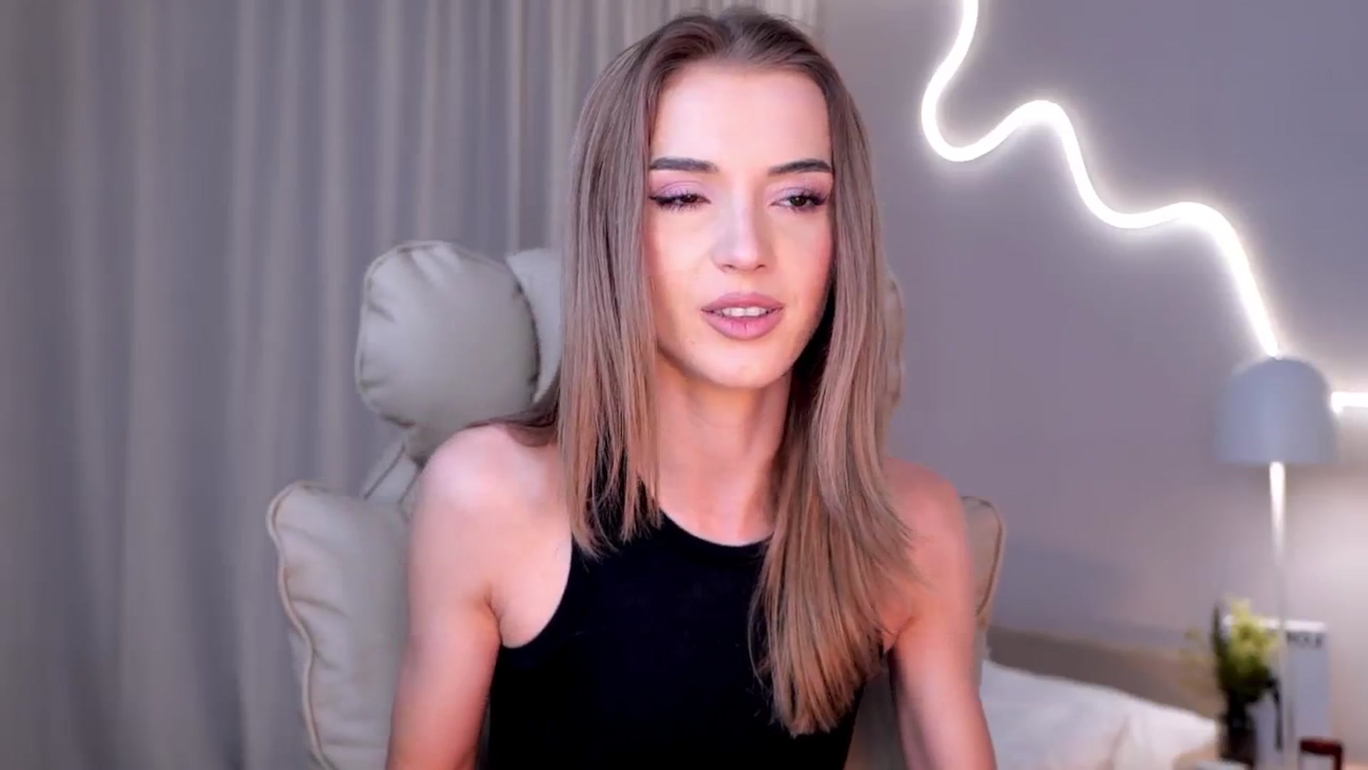 Gallery image thumbnail from YannaJeen's myfreecams stream on, 10/28/2025, 08:36 image 13 of 20