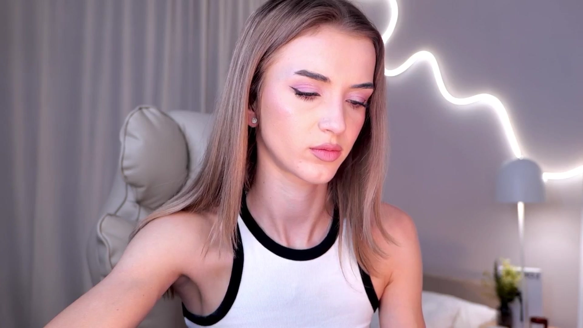 Gallery image thumbnail from YannaJeen's myfreecams stream on, 10/28/2025, 08:36 image 20 of 20